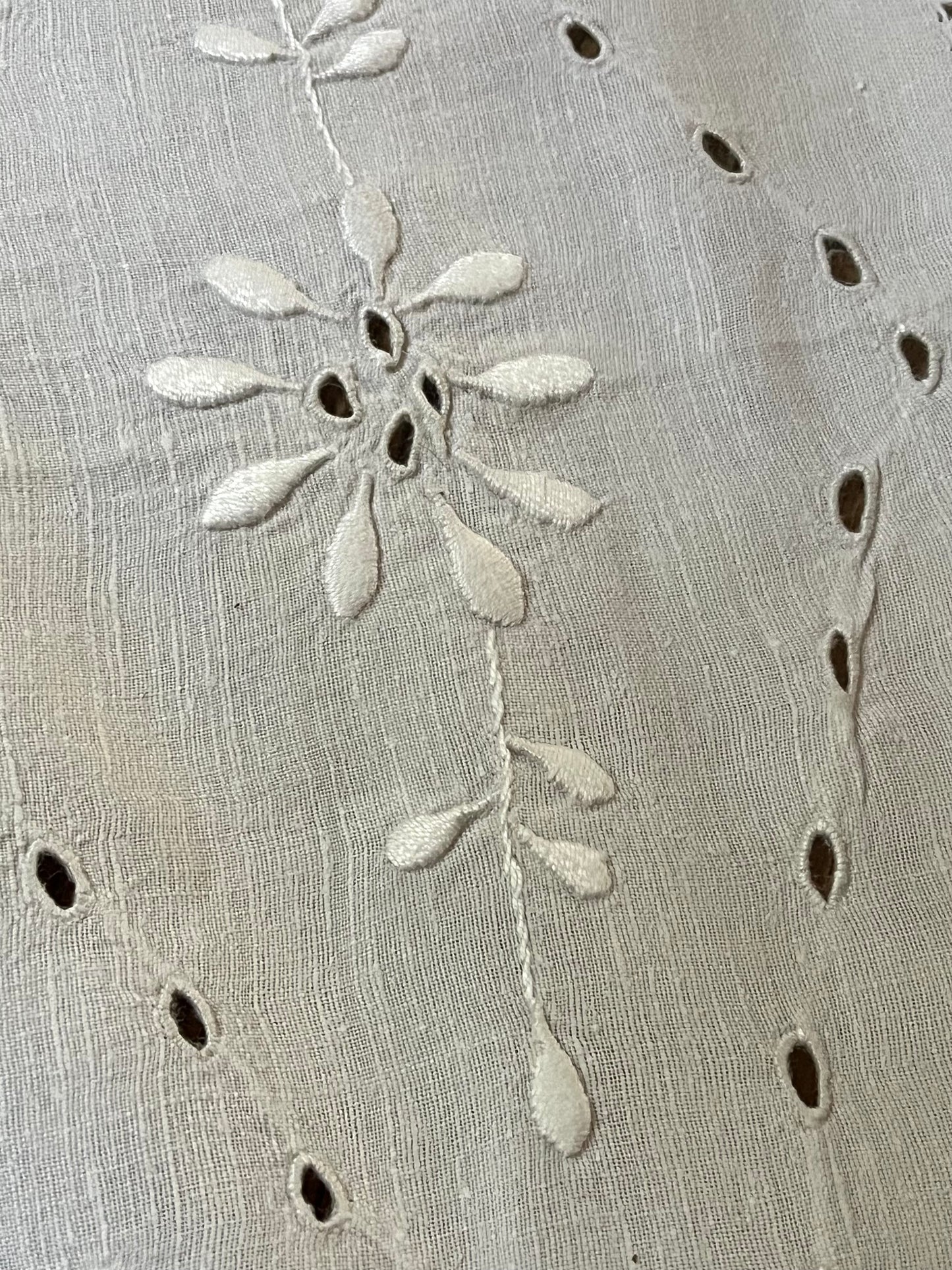 Riesin: fantastische Leinendecke mit viel Handarbeit aus Frankreich