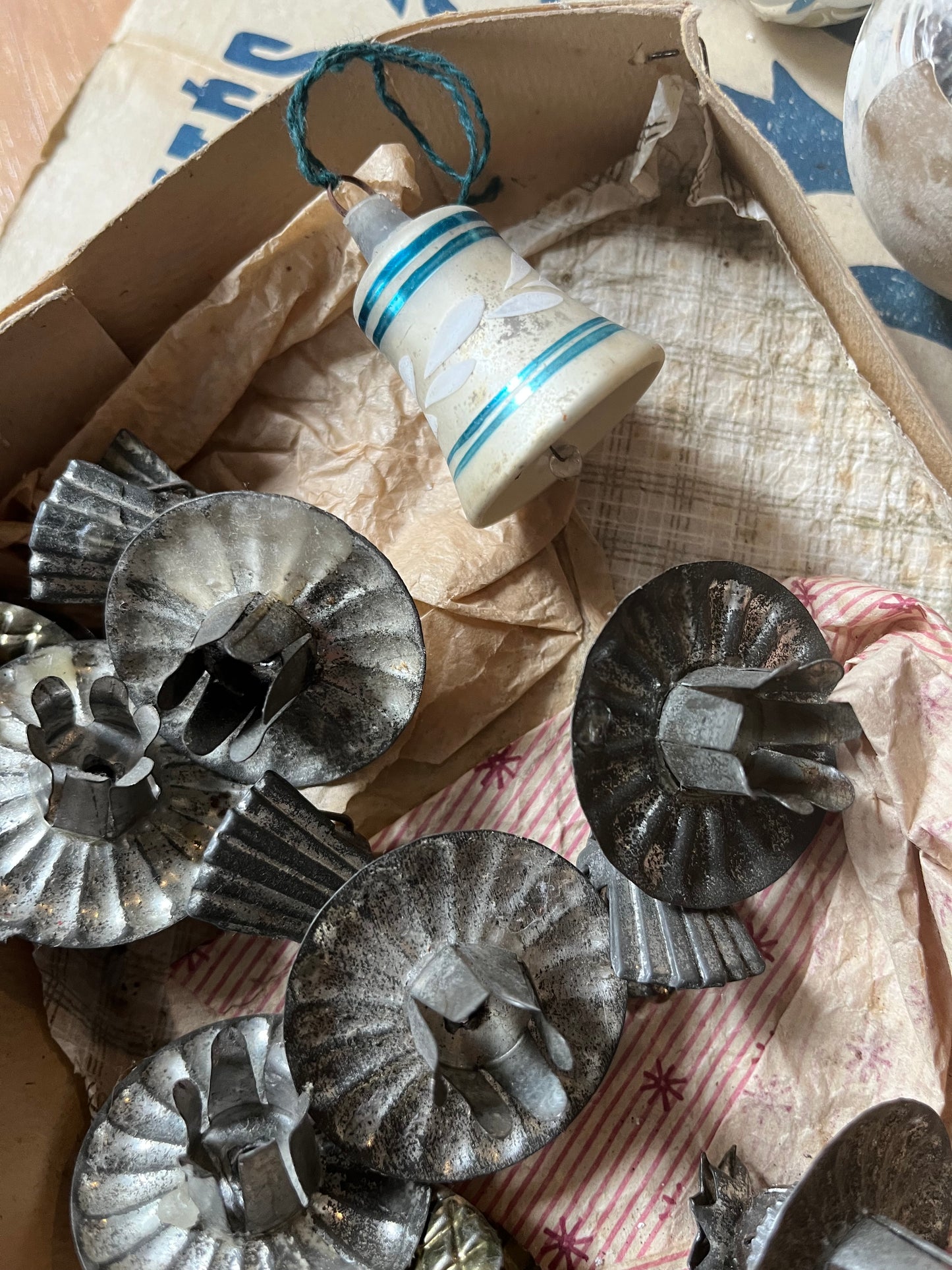 Weihnachtsschmuck im Karton von ca. 1940 & Kerzenhalter