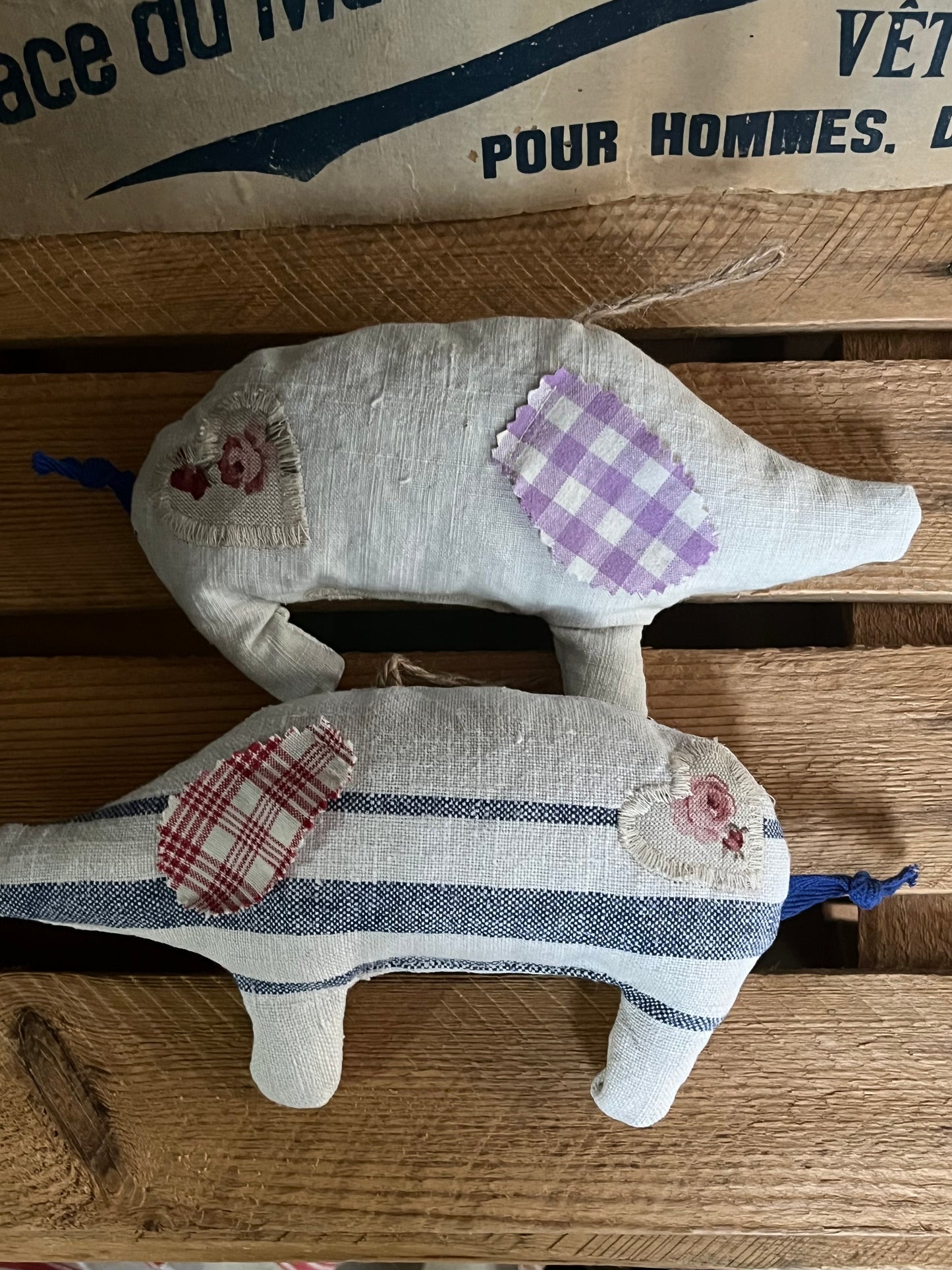 Glückliches Duo: 2 Lavendel-Schweine aus altem Leinen