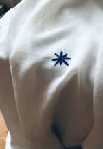 Carica l&#39;immagine nel visualizzatore di Gallery, Just a Throw…Überwurf, Decke, Plaid aus dickem Leinen mit blauer Blüte
