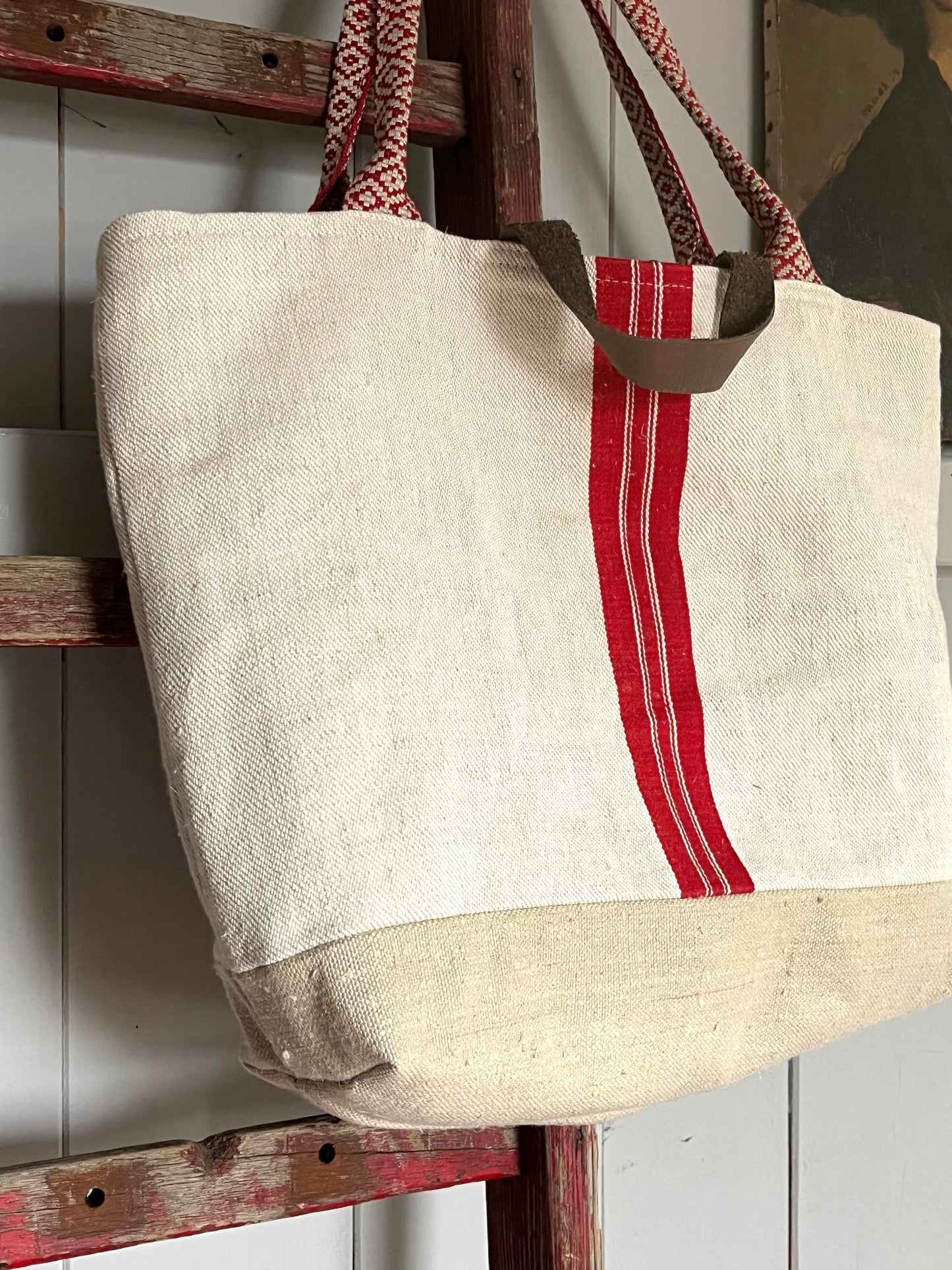 Rot gestreift: Große Tasche aus altem Leinensack