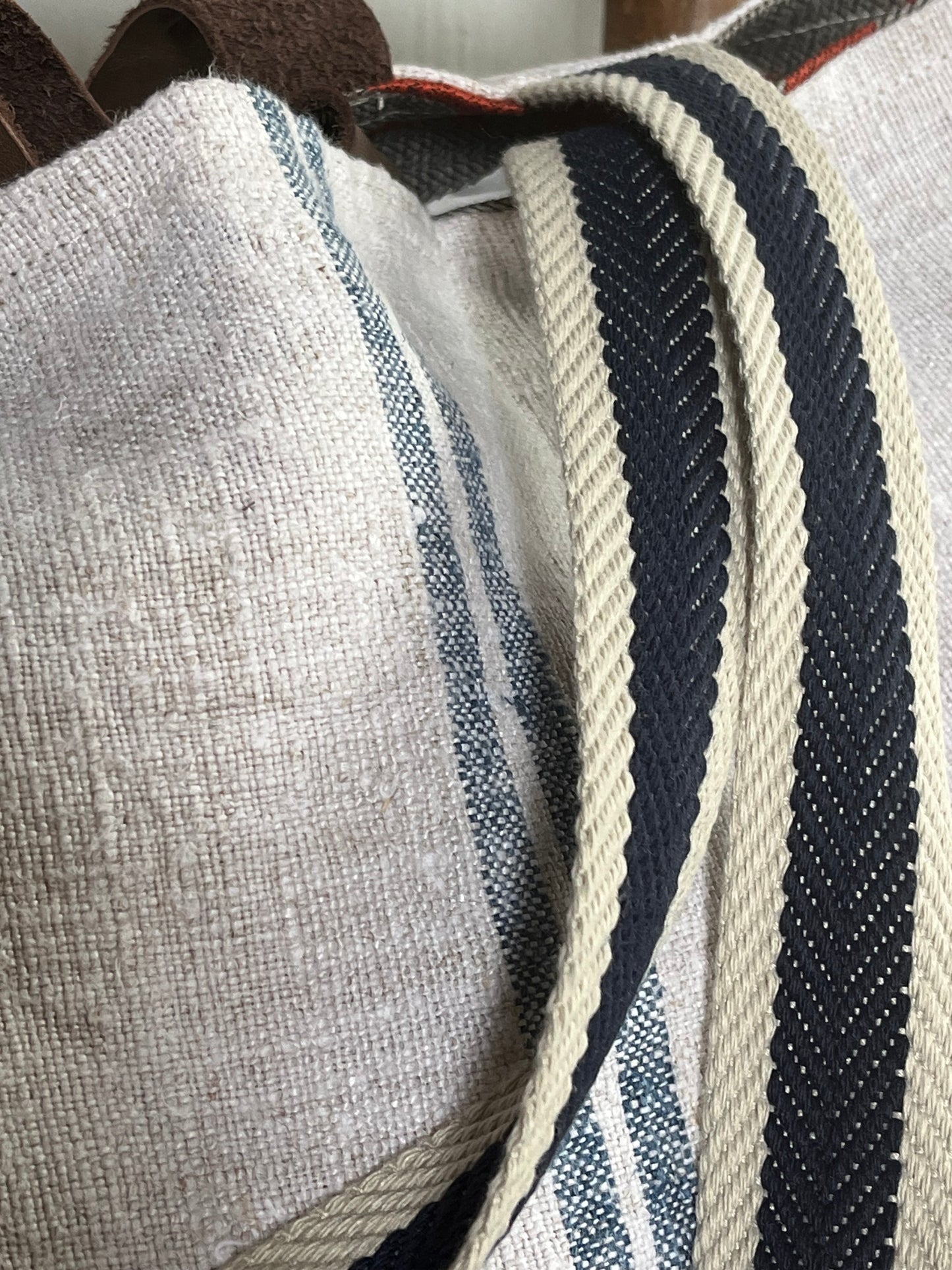 Blau gestreift: Große Tasche aus altem Leinensack