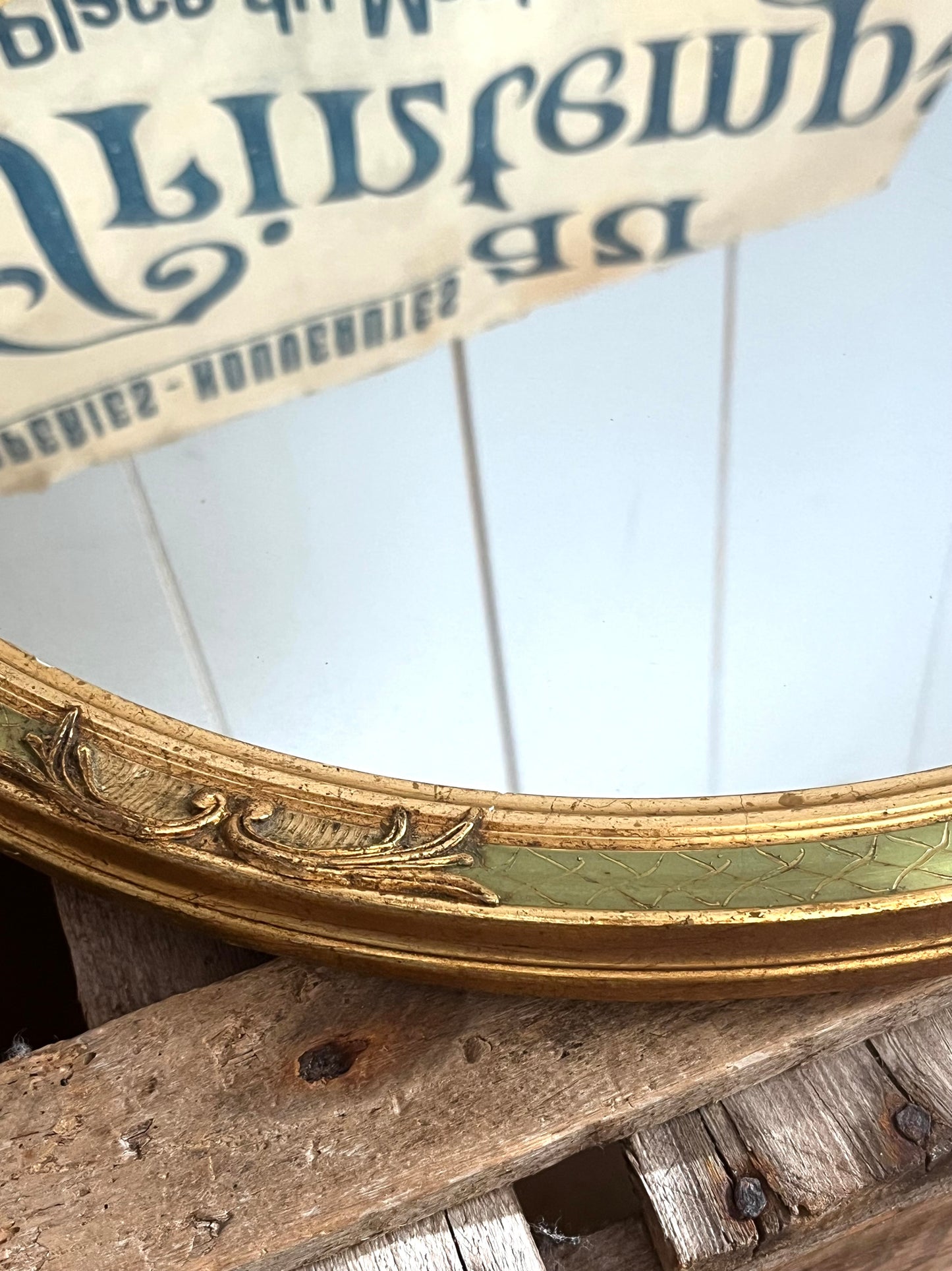 Alter florentinischer Spiegel schwer und mit Stuckrahmen