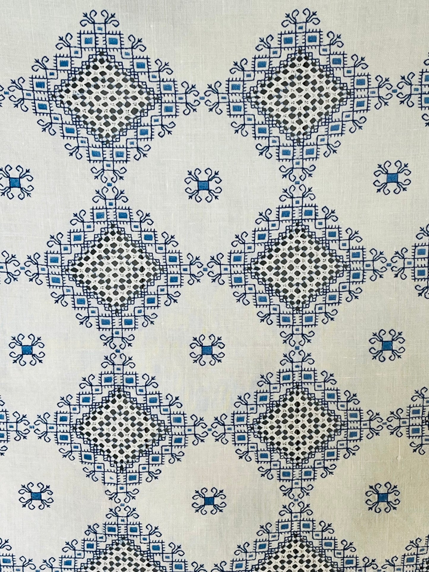 Viel Handarbeit in Blau/Weiß: Große Leinendecke in bestem Zustand 190 x 150