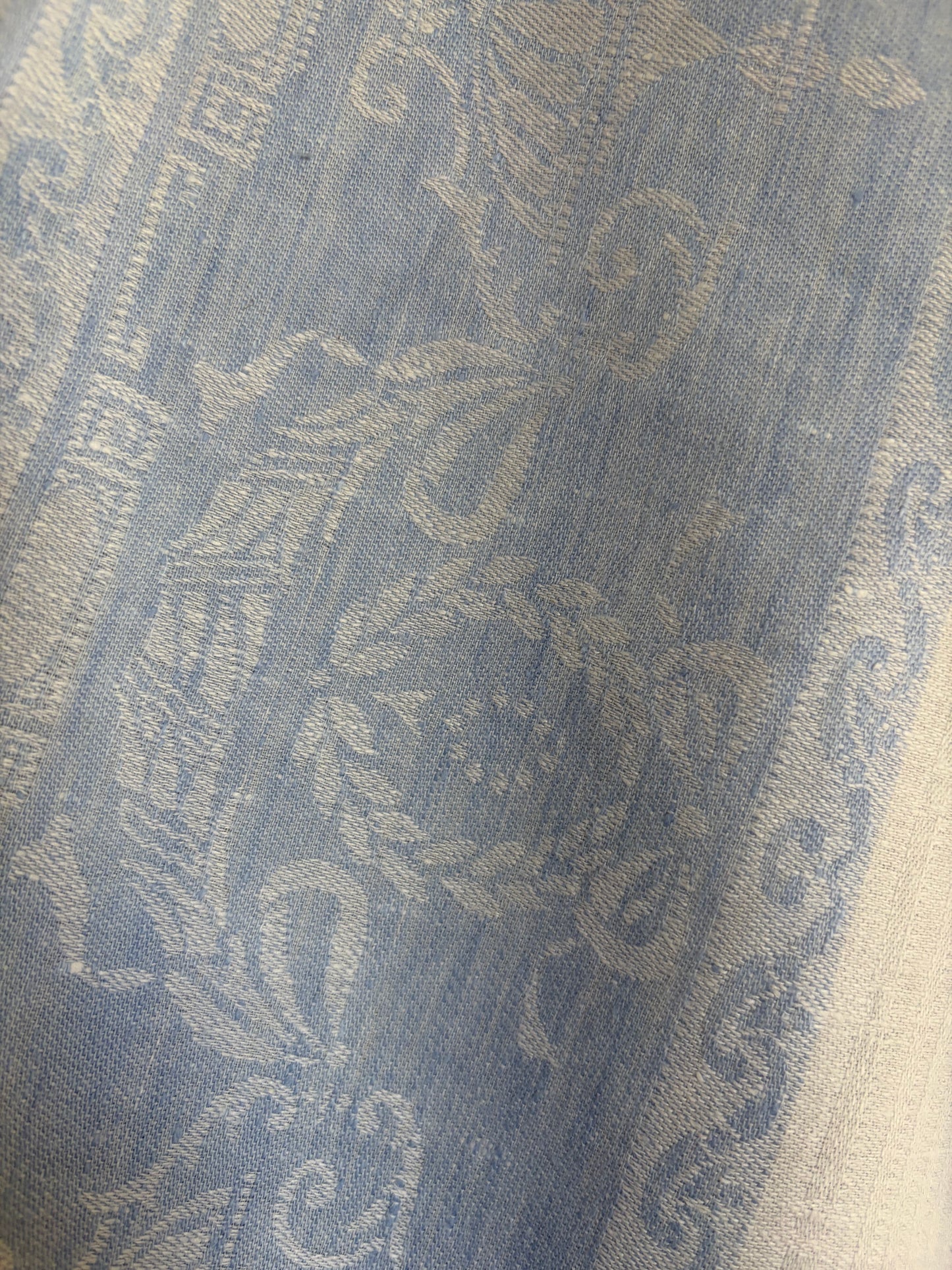 Große, ehrwürdige Leinendecke für die Tafel mit blauer Damastbordüre und Biedermeier-Muster