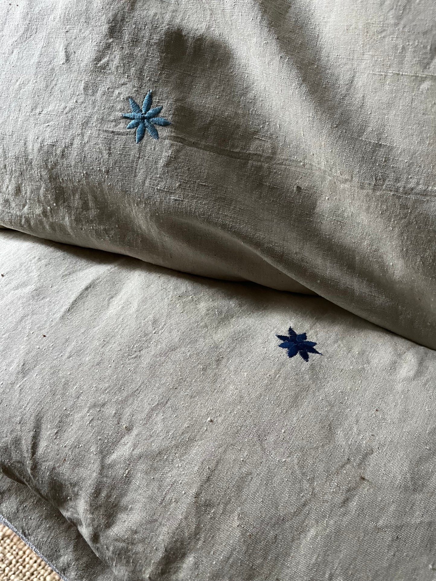 XL Kissen altes Leinen mit blauen Streifen und Blüte 80 x 40