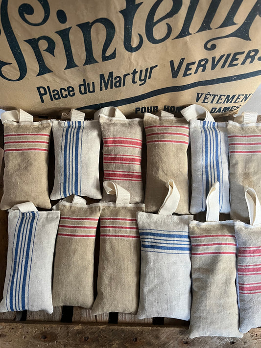 Lavendel-Trio: Große Duftkissen mit Streifen aus altem Leinen