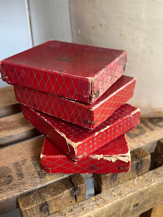 Sammlung alte Kupferschablonen in vier original Boxen - Monogramme Stickvorlage