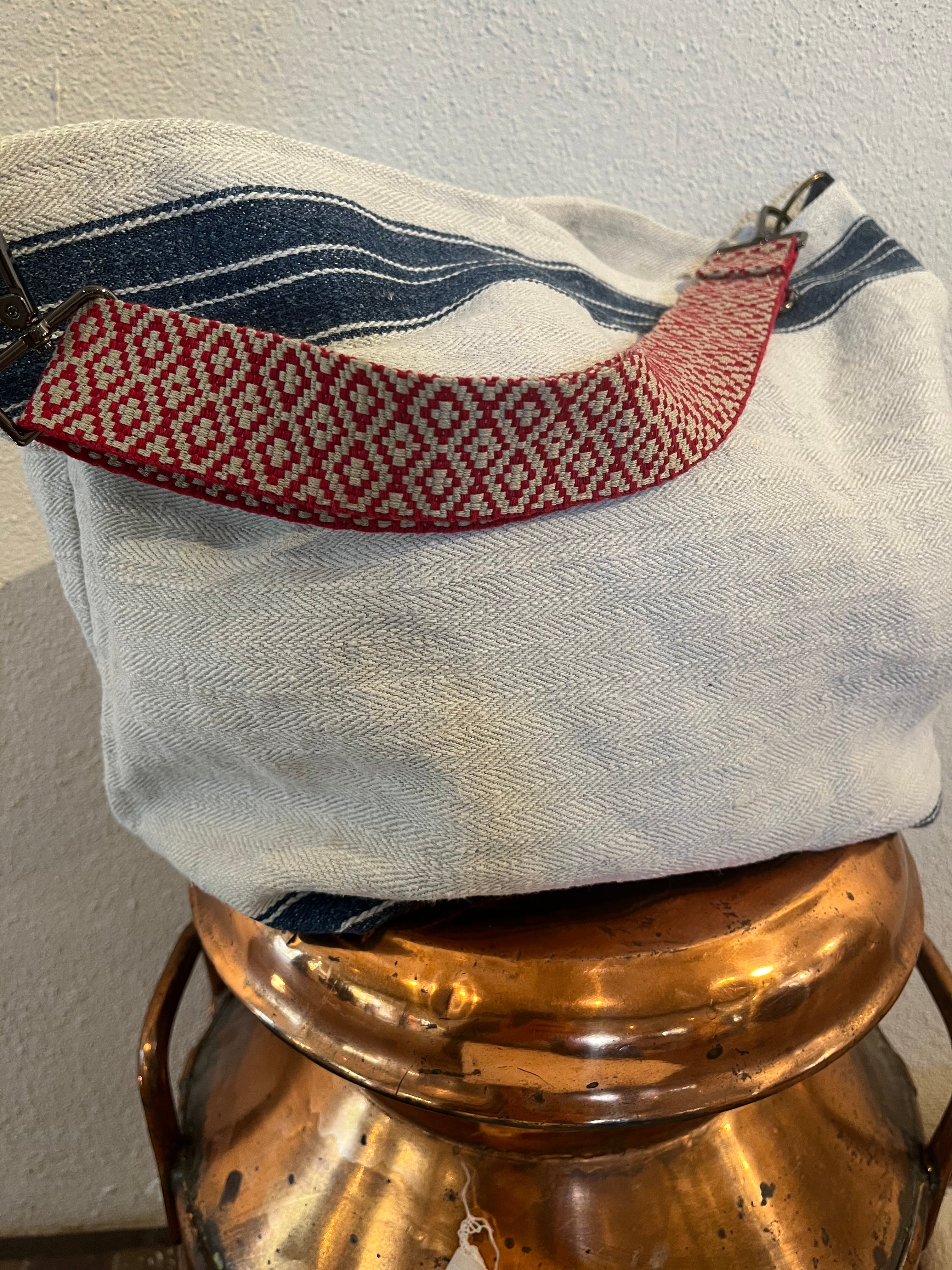 Klassiker:  Vintage Tasche Shopper aus altem Leinensack mit blauen Streifen