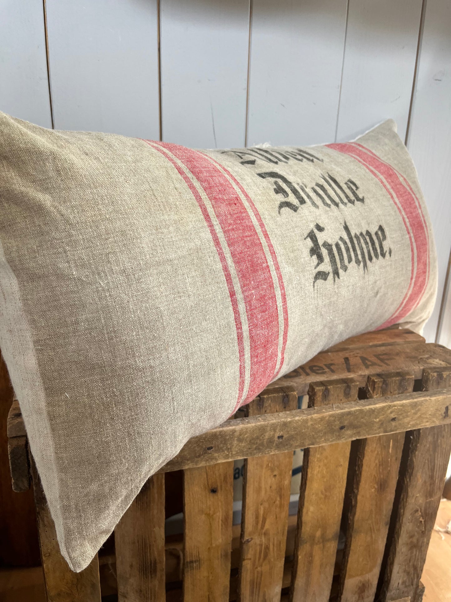 Großes Kissen aus einem alten Leinensack mit Original Aufschrift