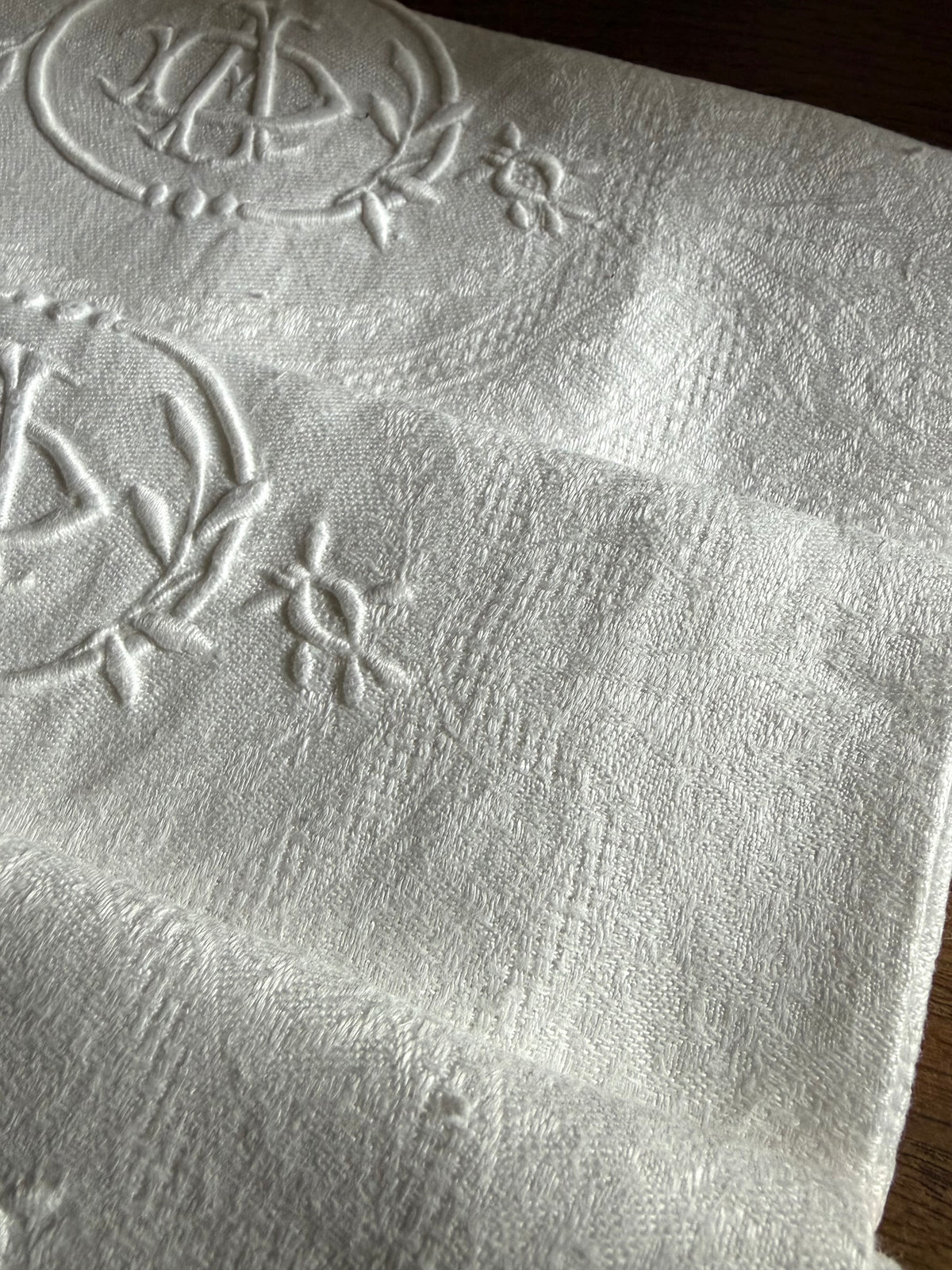 4 beeindruckende Leinen Damast Servietten mit Prunkmonogramm aus Belgien