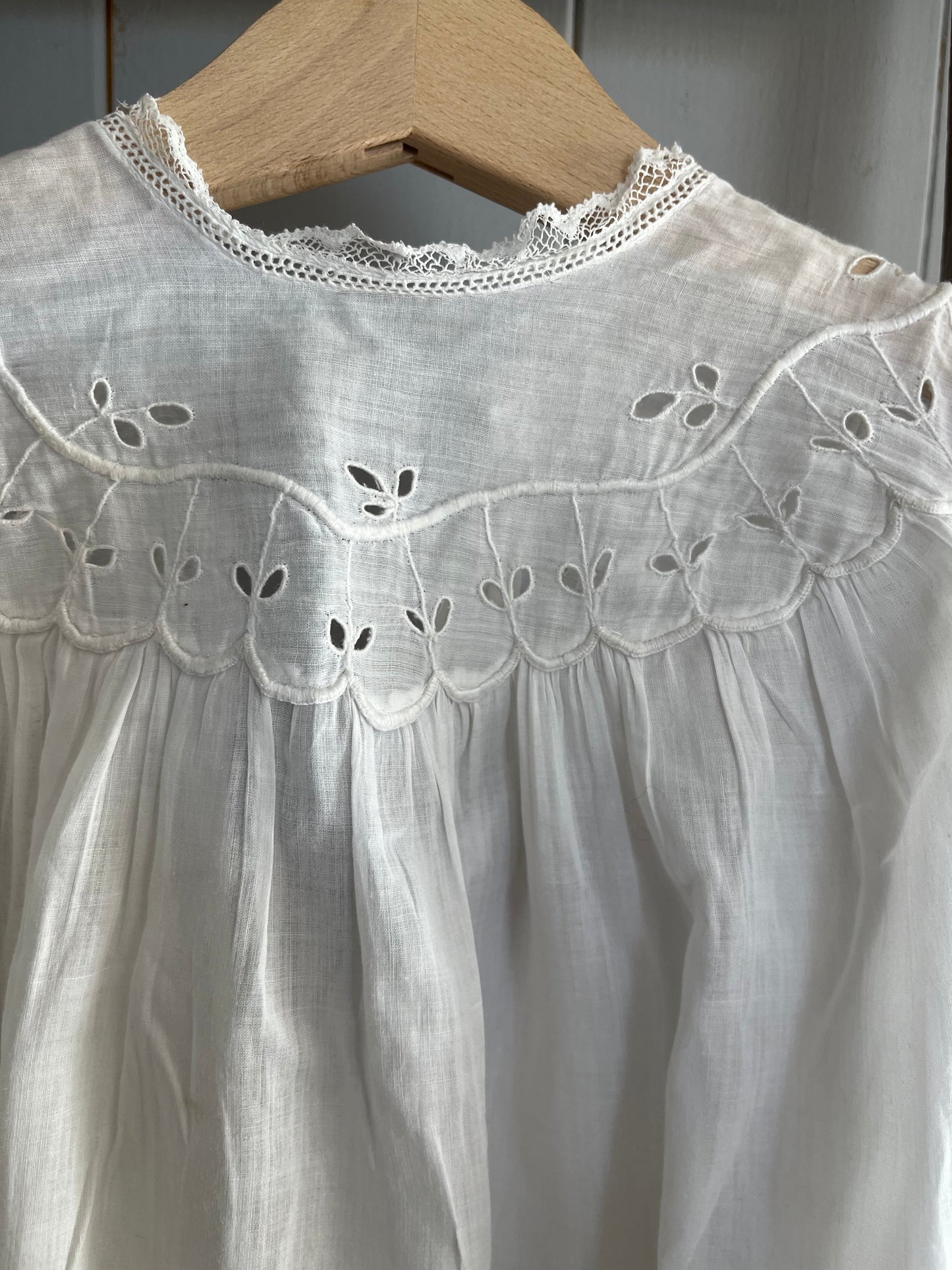 Für Mademoiselle: feines Kleid mit Blüten und Spitze