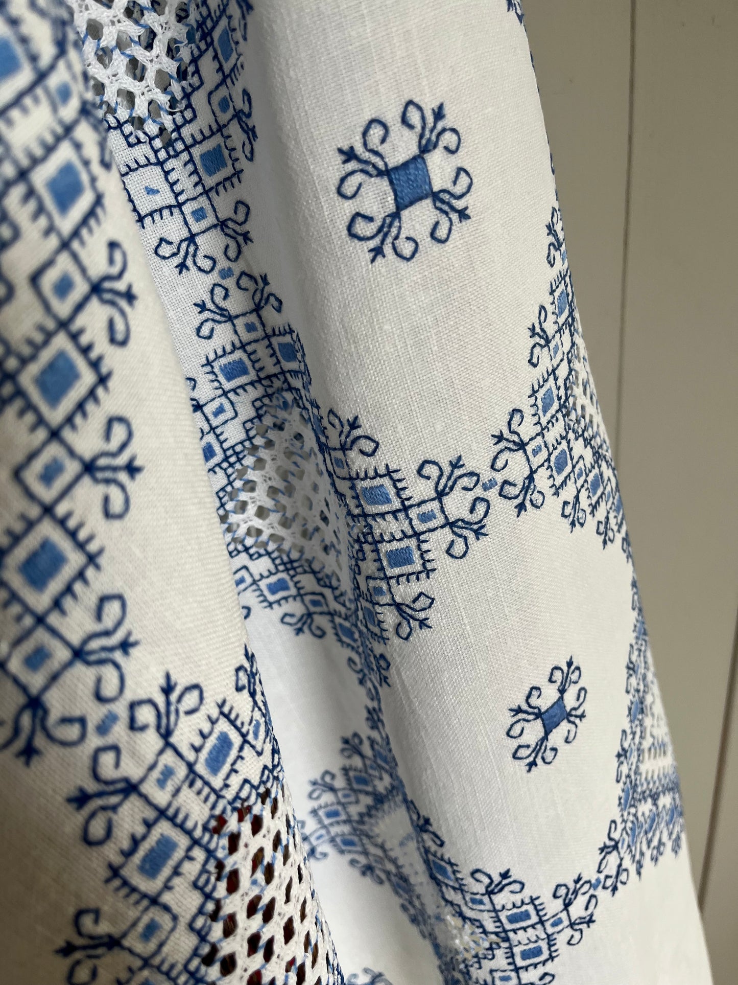Viel Handarbeit in Blau/Weiß: Große Leinendecke in bestem Zustand 190 x 150