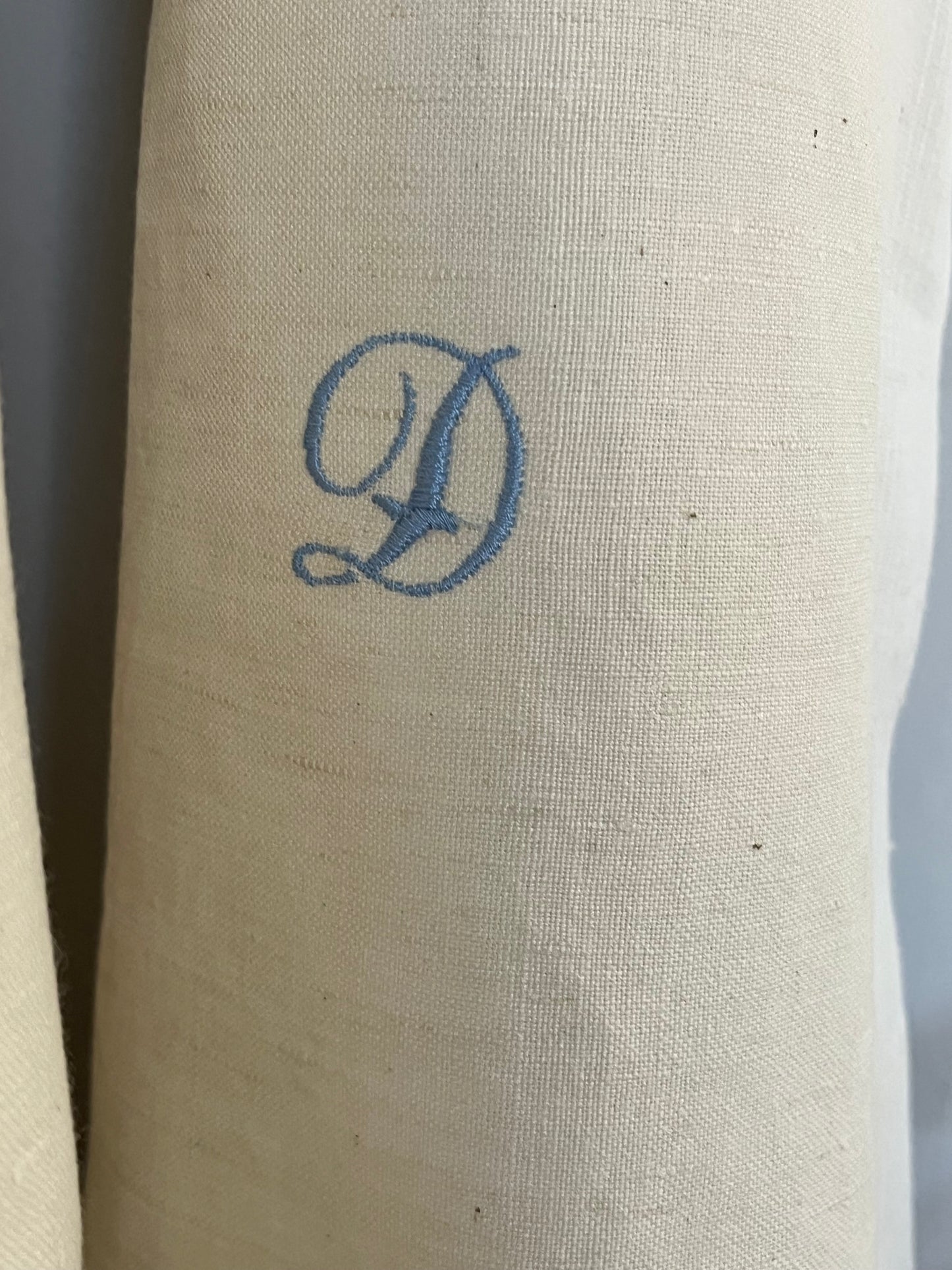 Großes Monogramm- Tuch aus schwerem, altem Leinen mit eingesticktem Initial