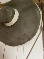 Laden Sie das Bild in den Galerie-Viewer, Pretty Woman - Designer Hut aus Brüssel Mireille van den Borne

