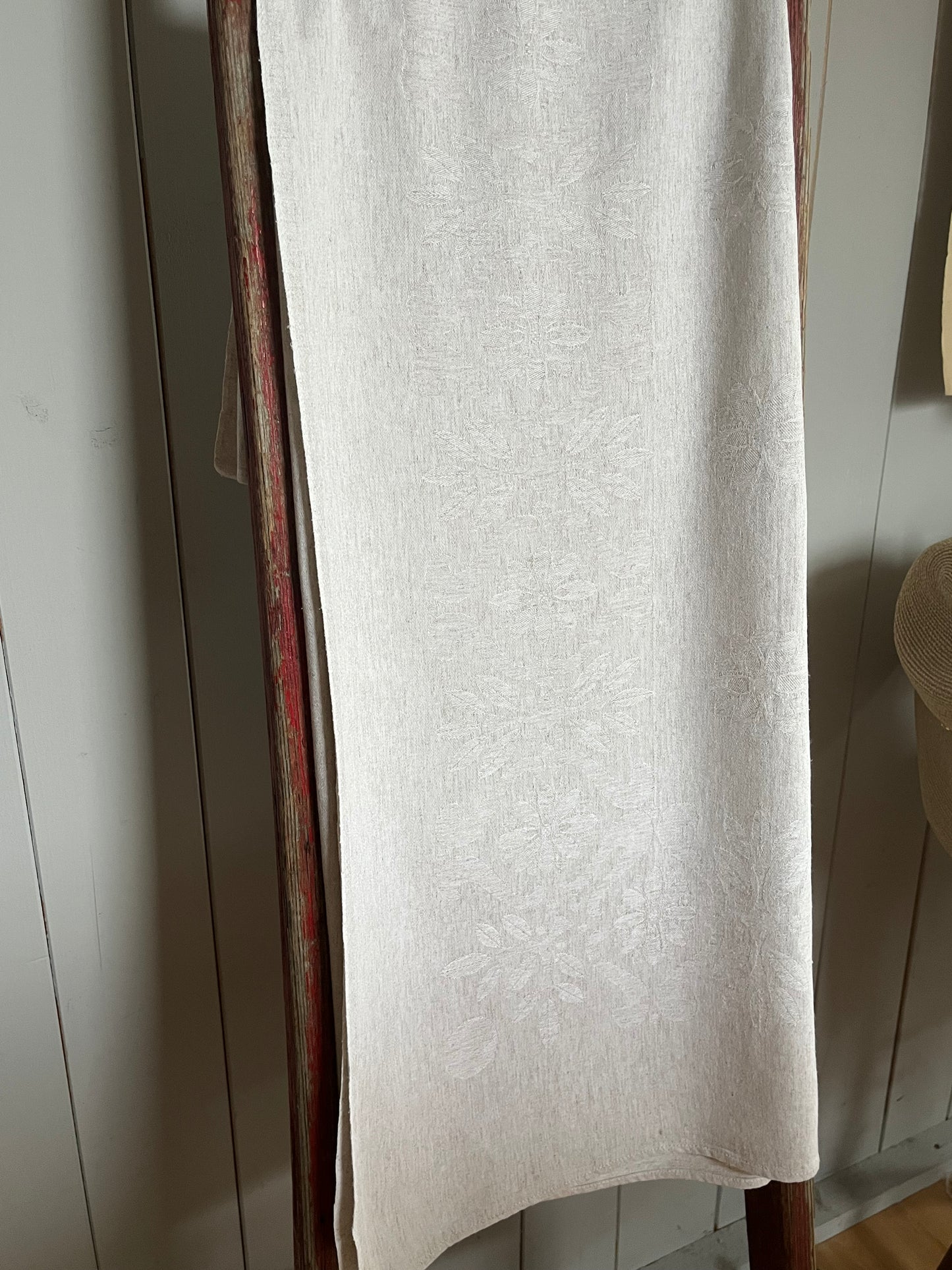 Großes Tuch aus Leinen/ Viskosemischung mit Damastblüten