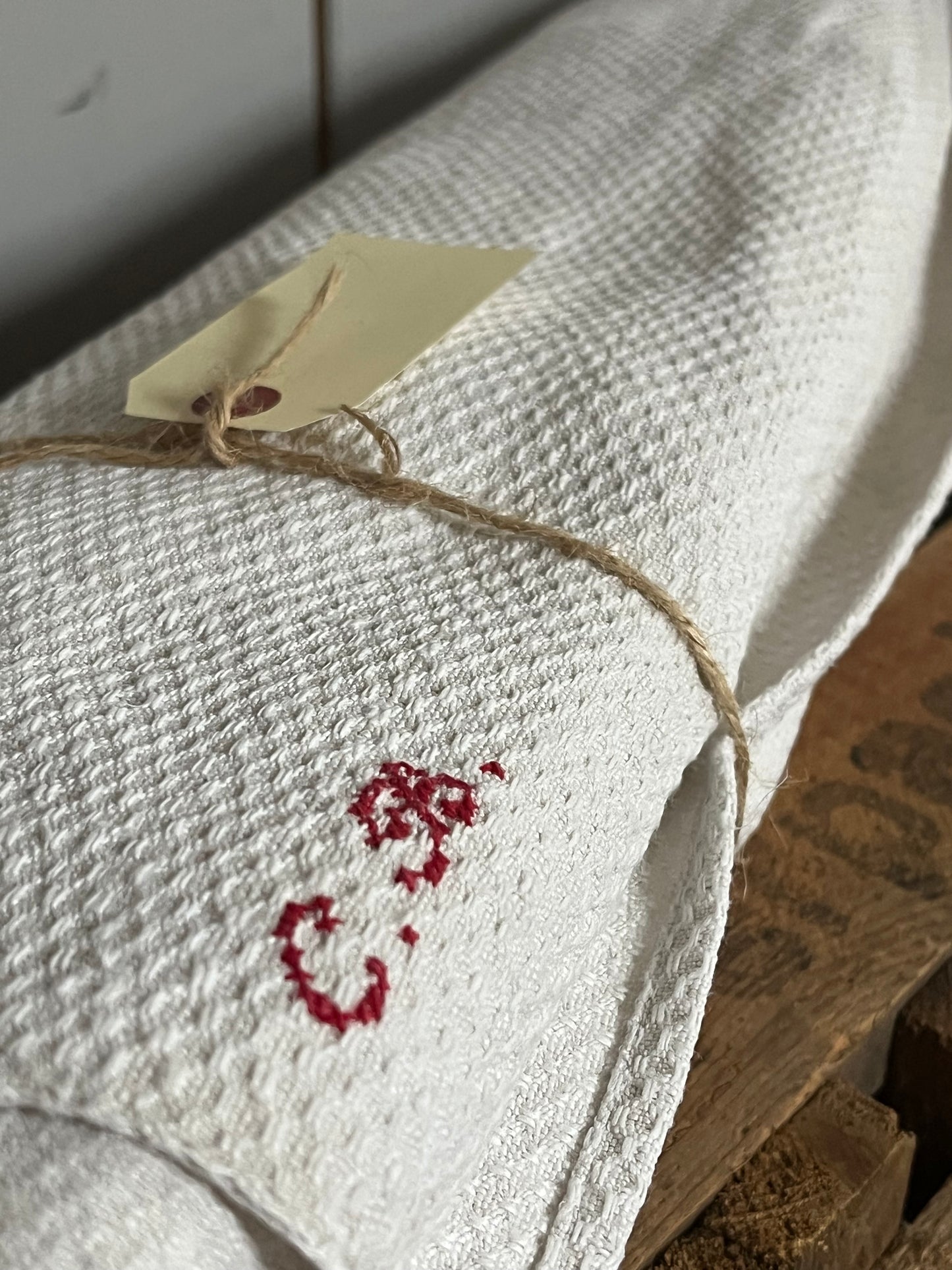 3,2 Meter altes Leinen mit Struktur und Monogramm