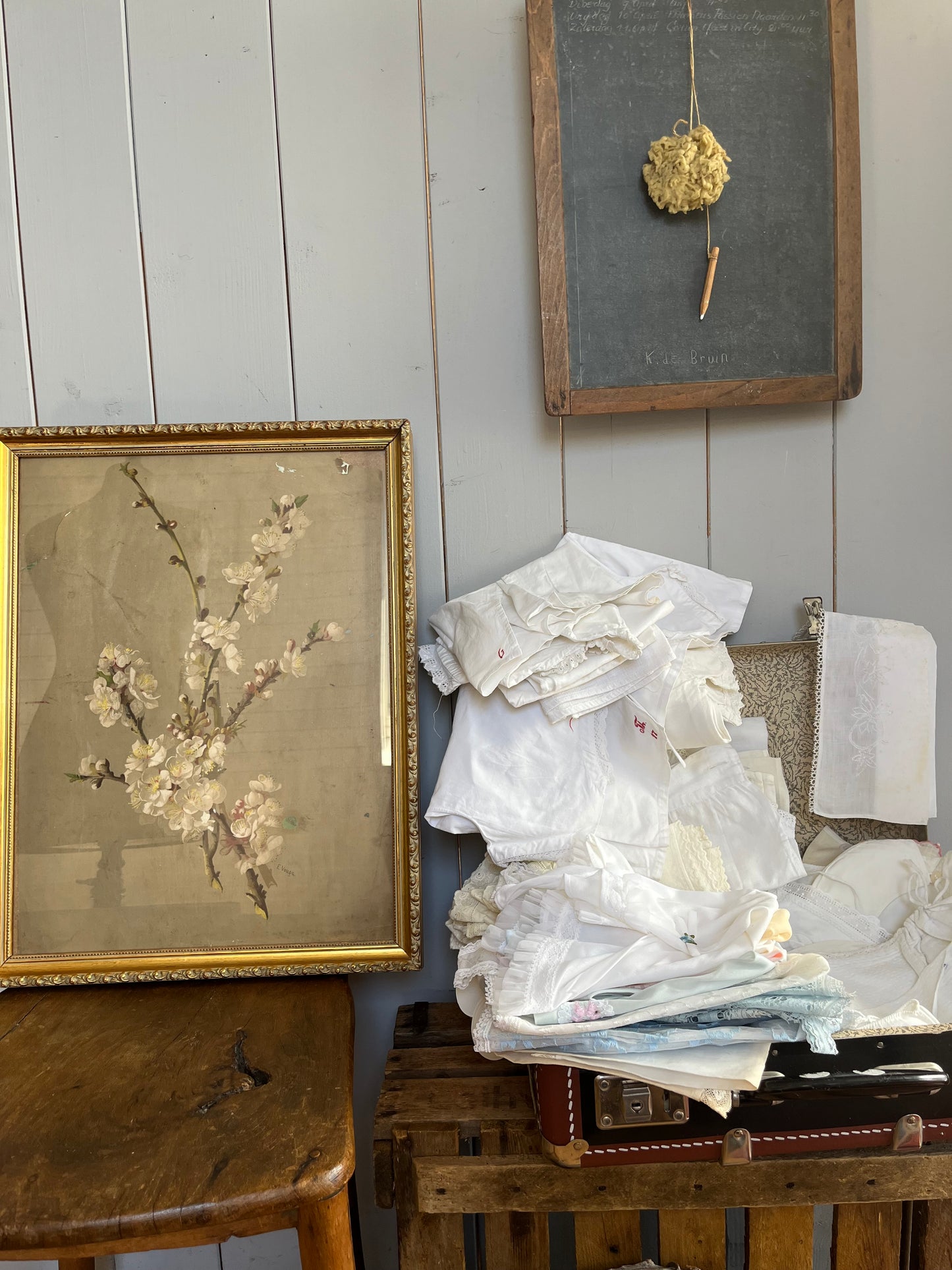 Altes, schweres Bild mit Blütenzweig hinter Glas, Goldrahmen aus Belgien