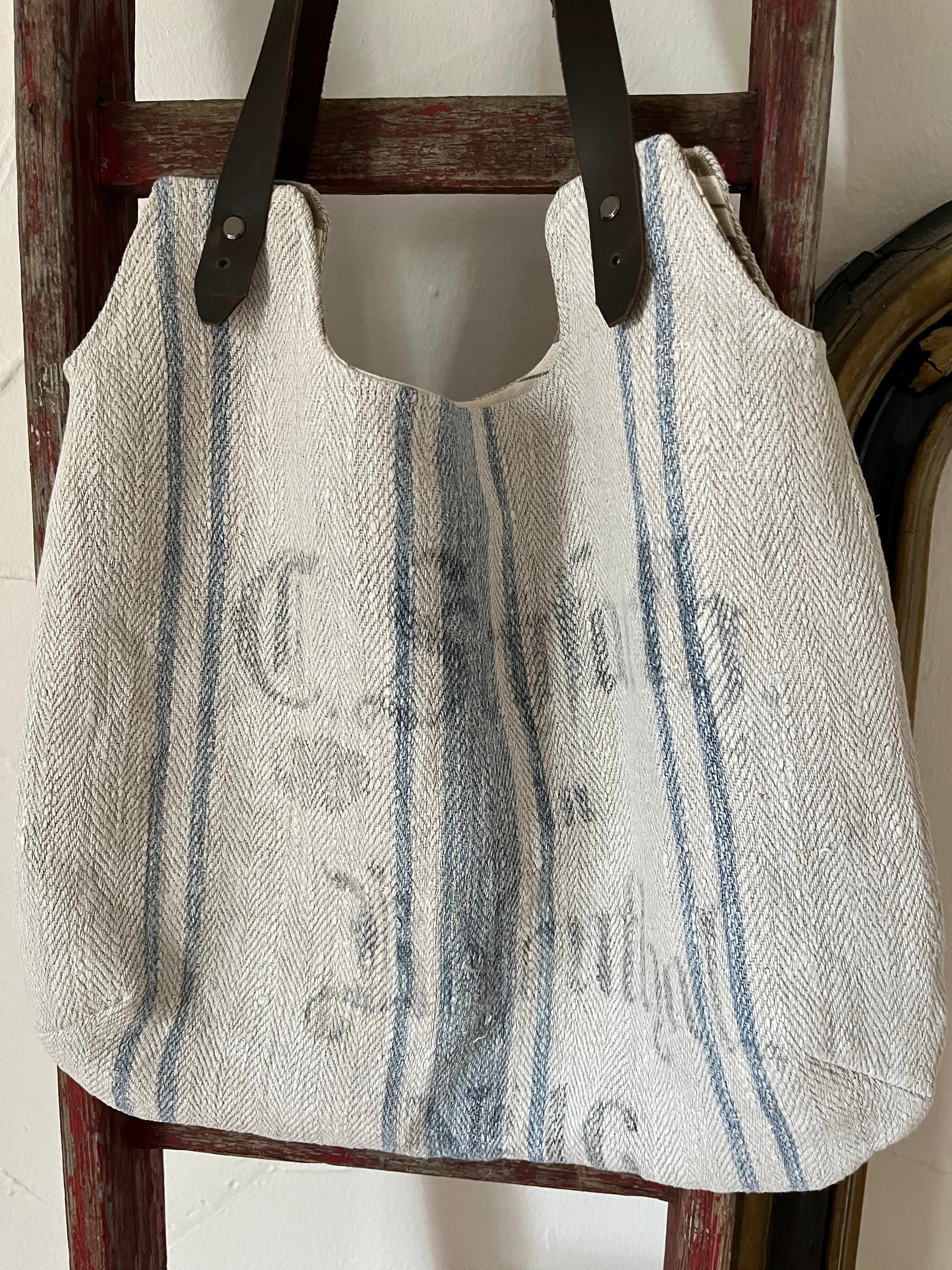 Klassiker: Shopper aus altem Leinensack mit blauen Streifen und Aufschrift