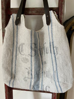 Charger l&#39;image dans la galerie, Klassiker: Shopper aus altem Leinensack mit blauen Streifen und Aufschrift
