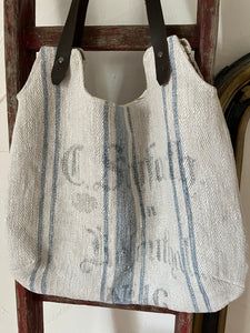 Klassiker: Shopper aus altem Leinensack mit blauen Streifen und Aufschrift