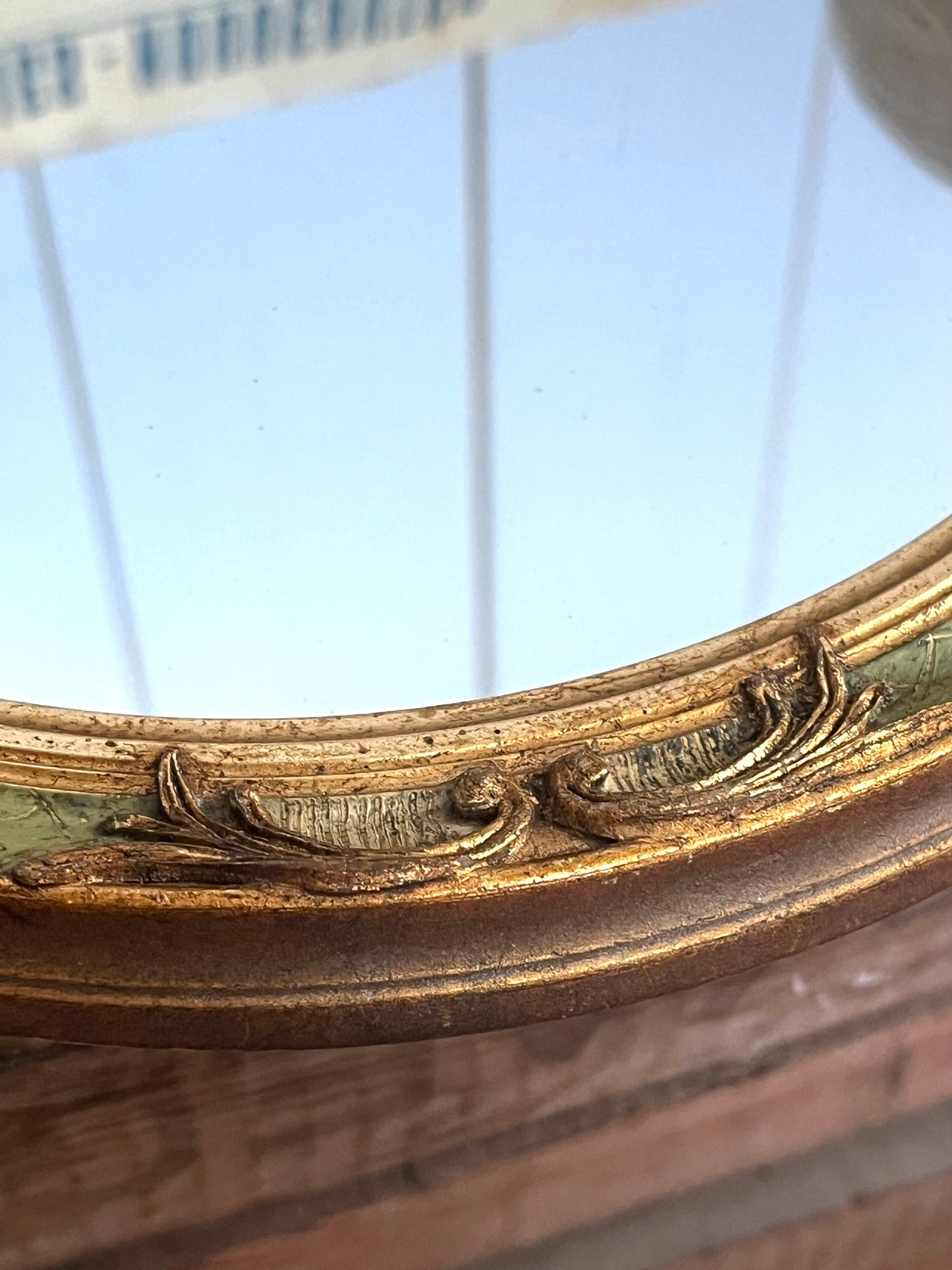 Alter florentinischer Spiegel schwer und mit Stuckrahmen