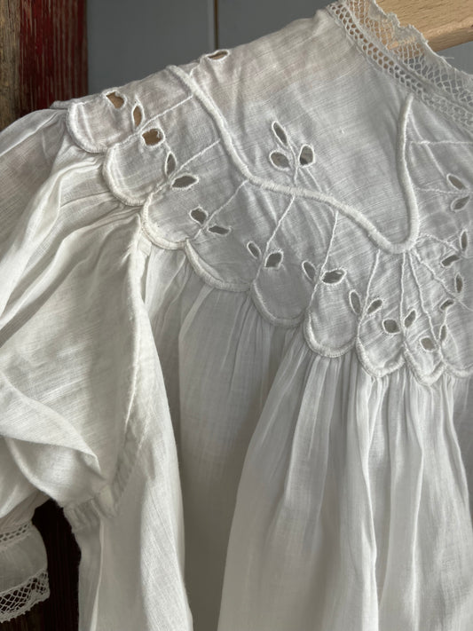 Für Mademoiselle: feines Kleid mit Blüten und Spitze