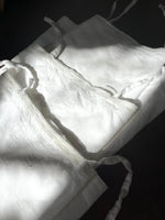 Laden Sie das Bild in den Galerie-Viewer, Trio aus Frankreich: feine, leichte Hemdchen mit zarter Stickarbeit
