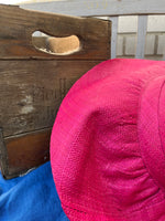 Laden Sie das Bild in den Galerie-Viewer, Pretty in Pink - Designer Hut aus Belgien
