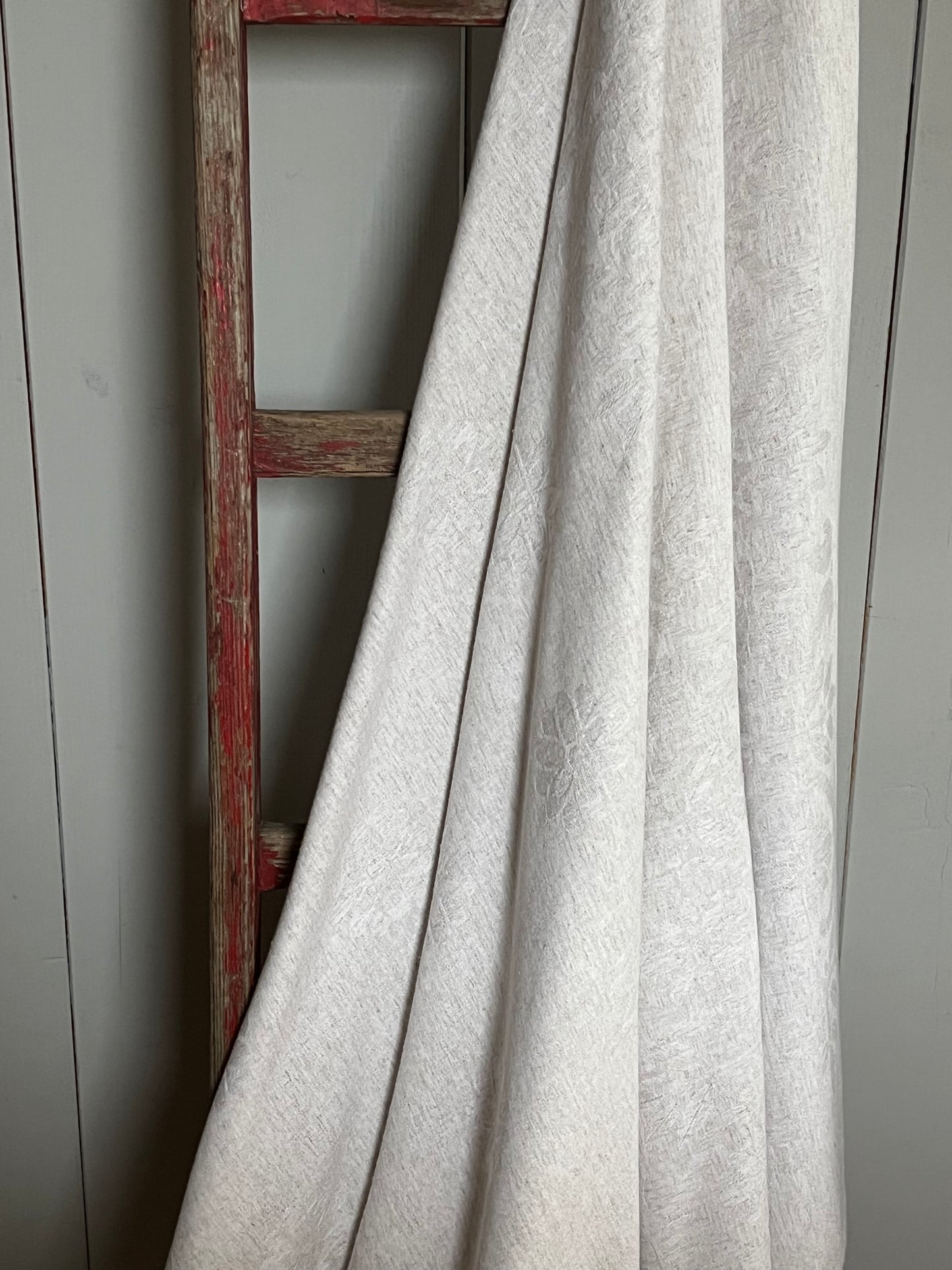 Großes Tuch aus Leinen/ Viskosemischung mit Damastblüten