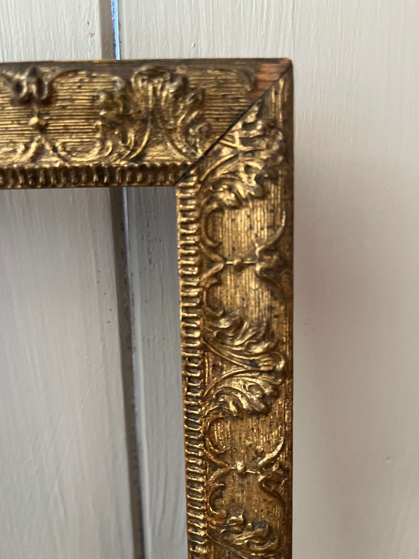 Antiker Goldrahmen mit Stuckarbeit aus Frankreich