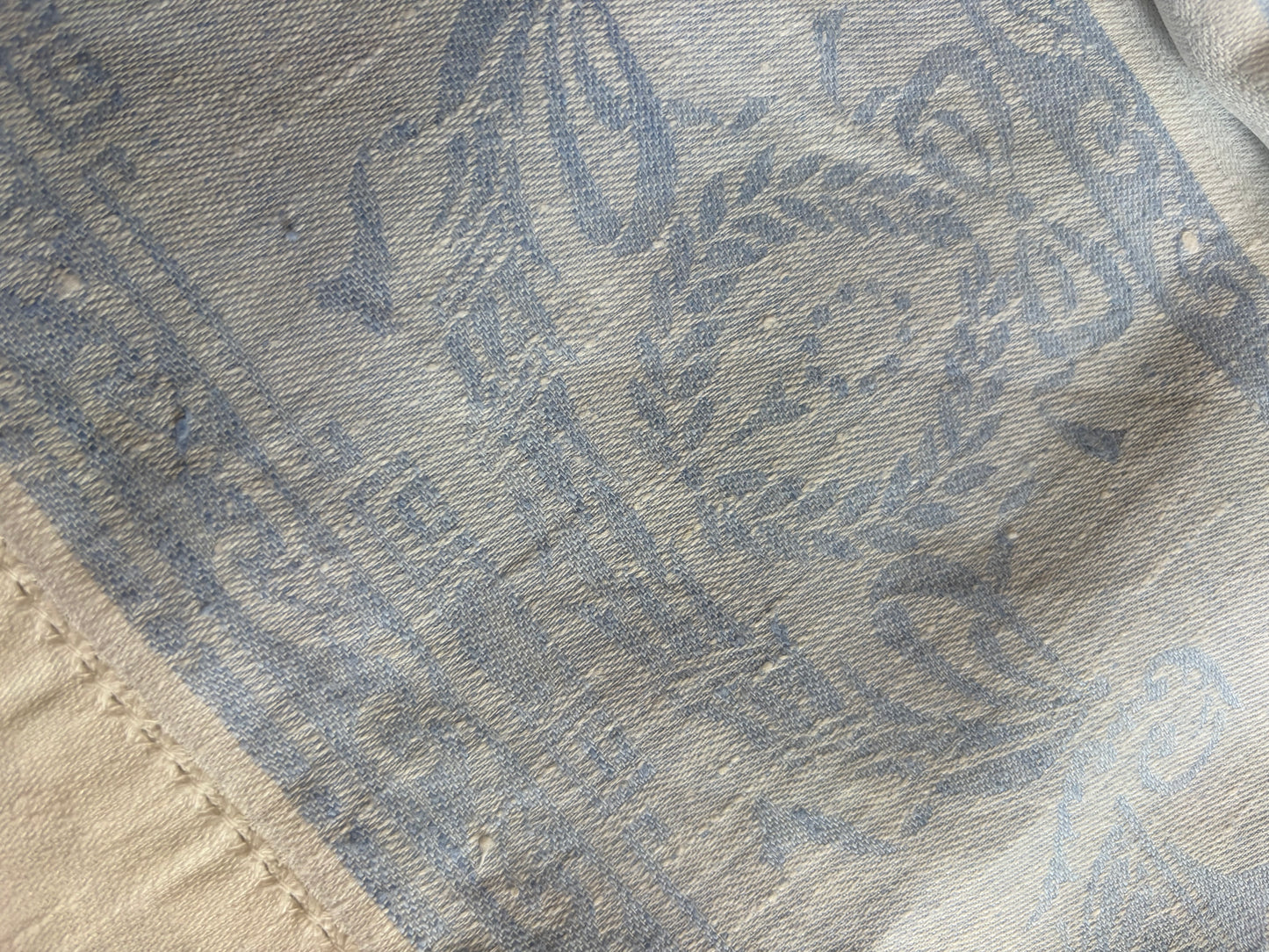 Große, ehrwürdige Leinendecke für die Tafel mit blauer Damastbordüre und Biedermeier-Muster