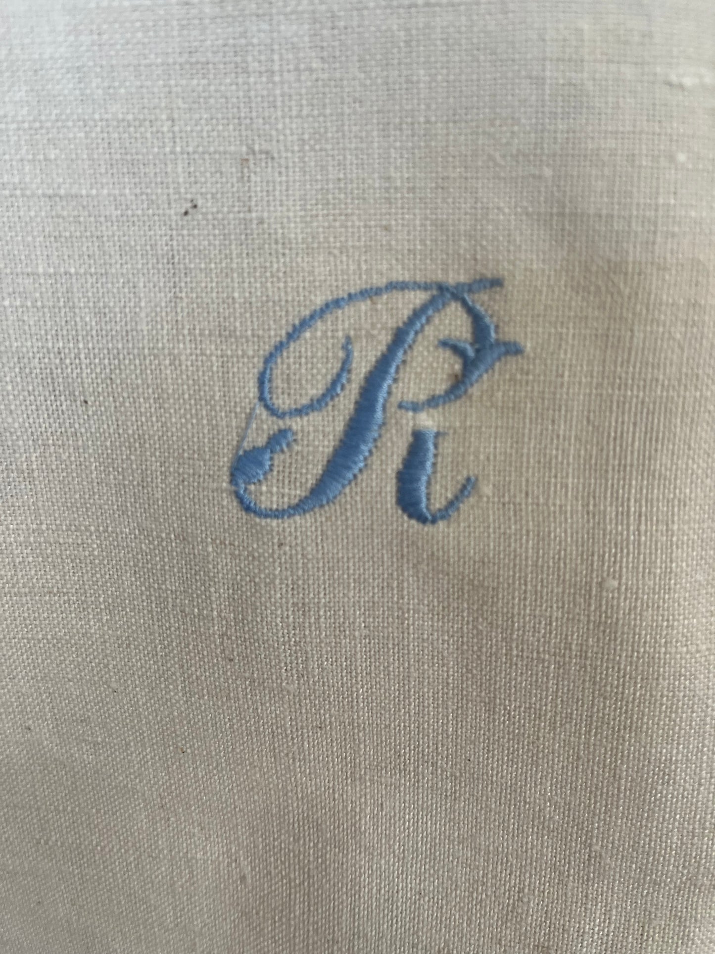 Großes Monogramm- Tuch aus schwerem, altem Leinen mit eingesticktem Initial