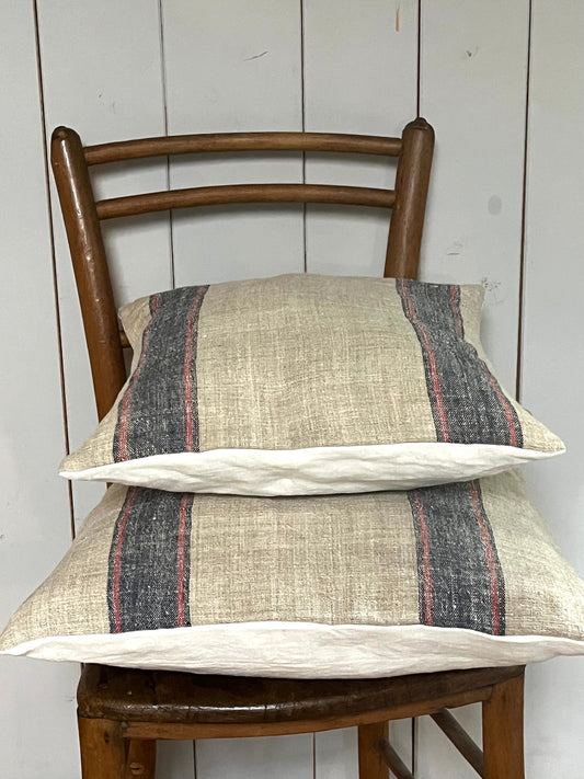 Blau/Rot gestreift: Vintage Kissen aus altem Leinensack 40 x 40