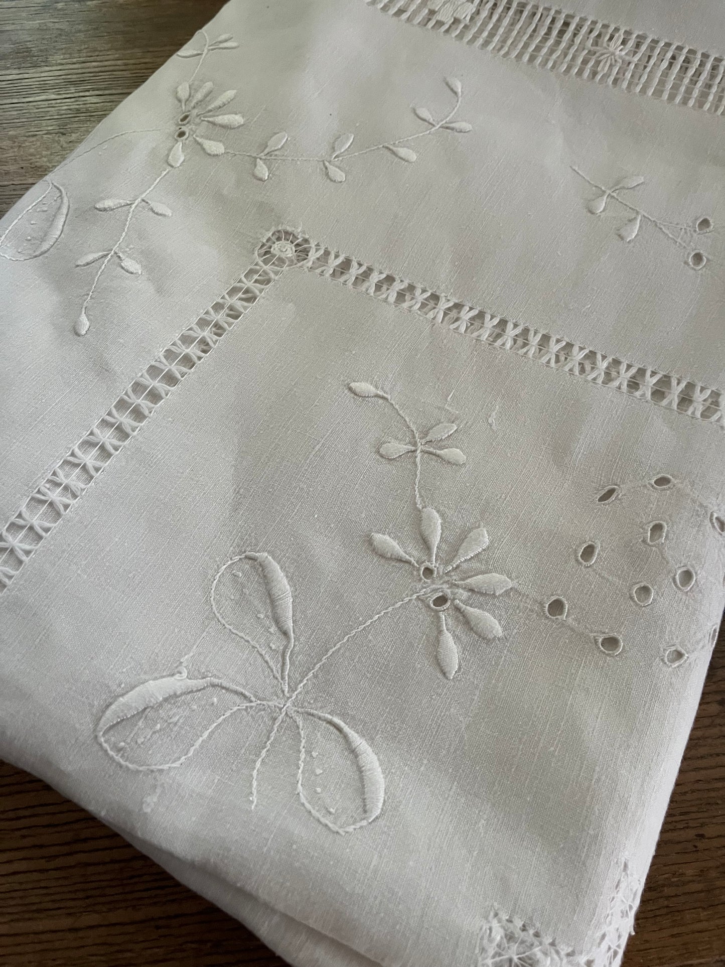 Riesin: fantastische Leinendecke mit viel Handarbeit aus Frankreich