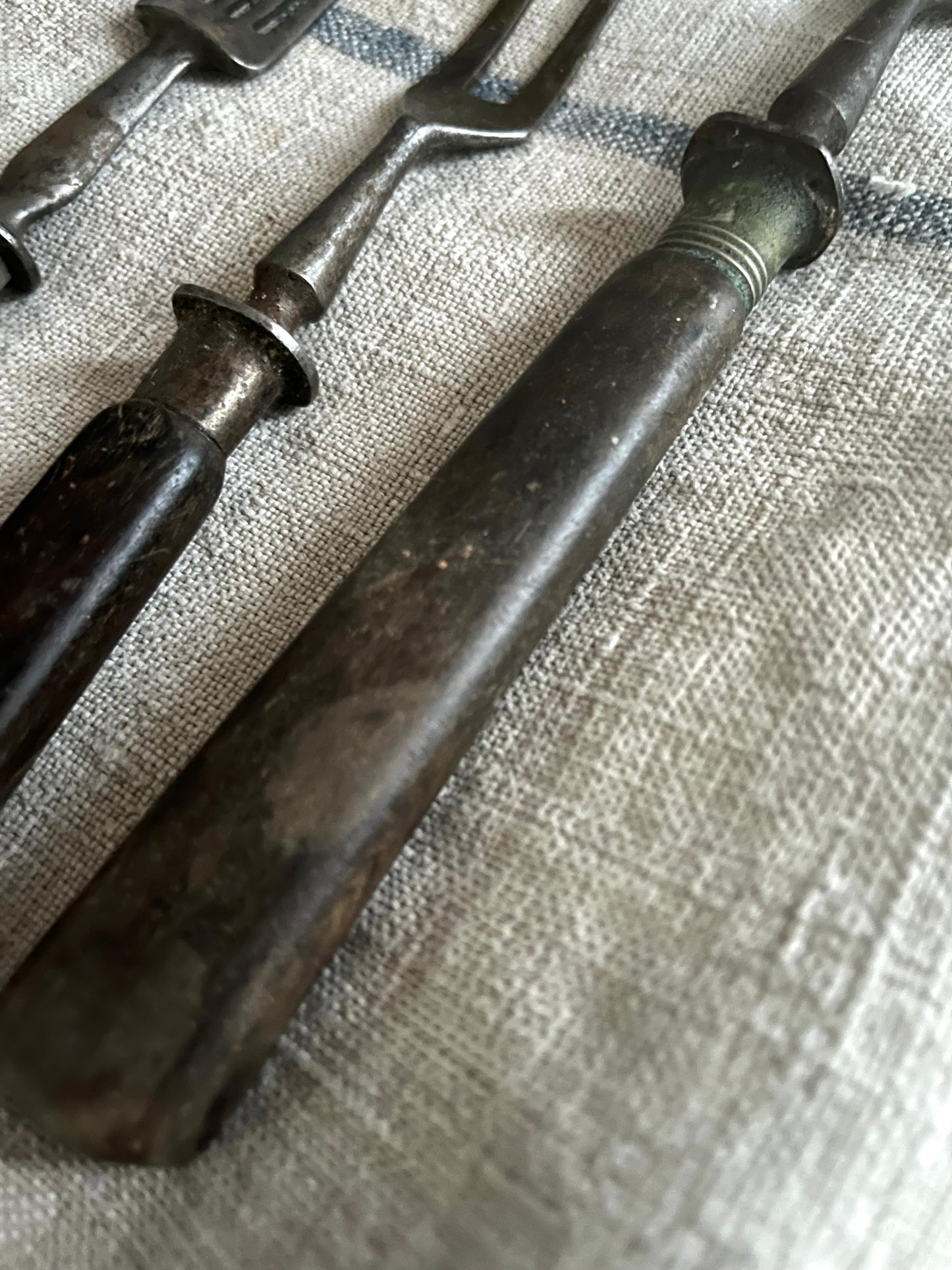 3 seltene antike französische Fleischgabeln  - sehr alt, sehr urig, groß