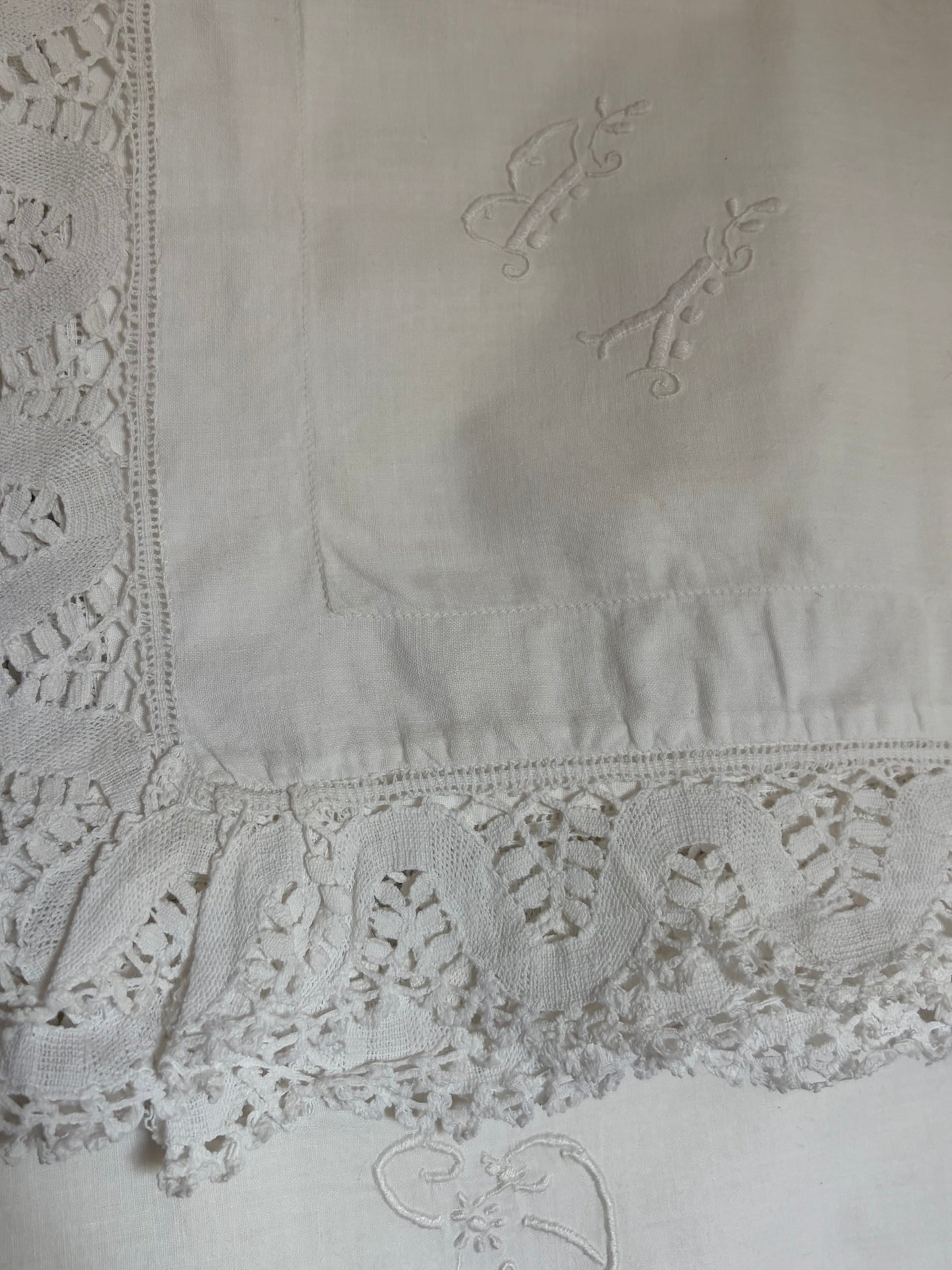 Set 2 romantische französische Kissenbezüge mit Monogramm