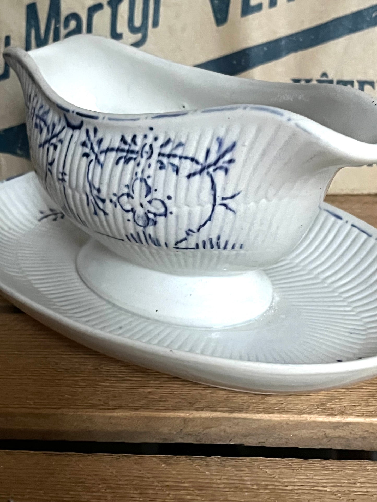 Alte, schwere Sauciere aus Belgien Blau/Weiß