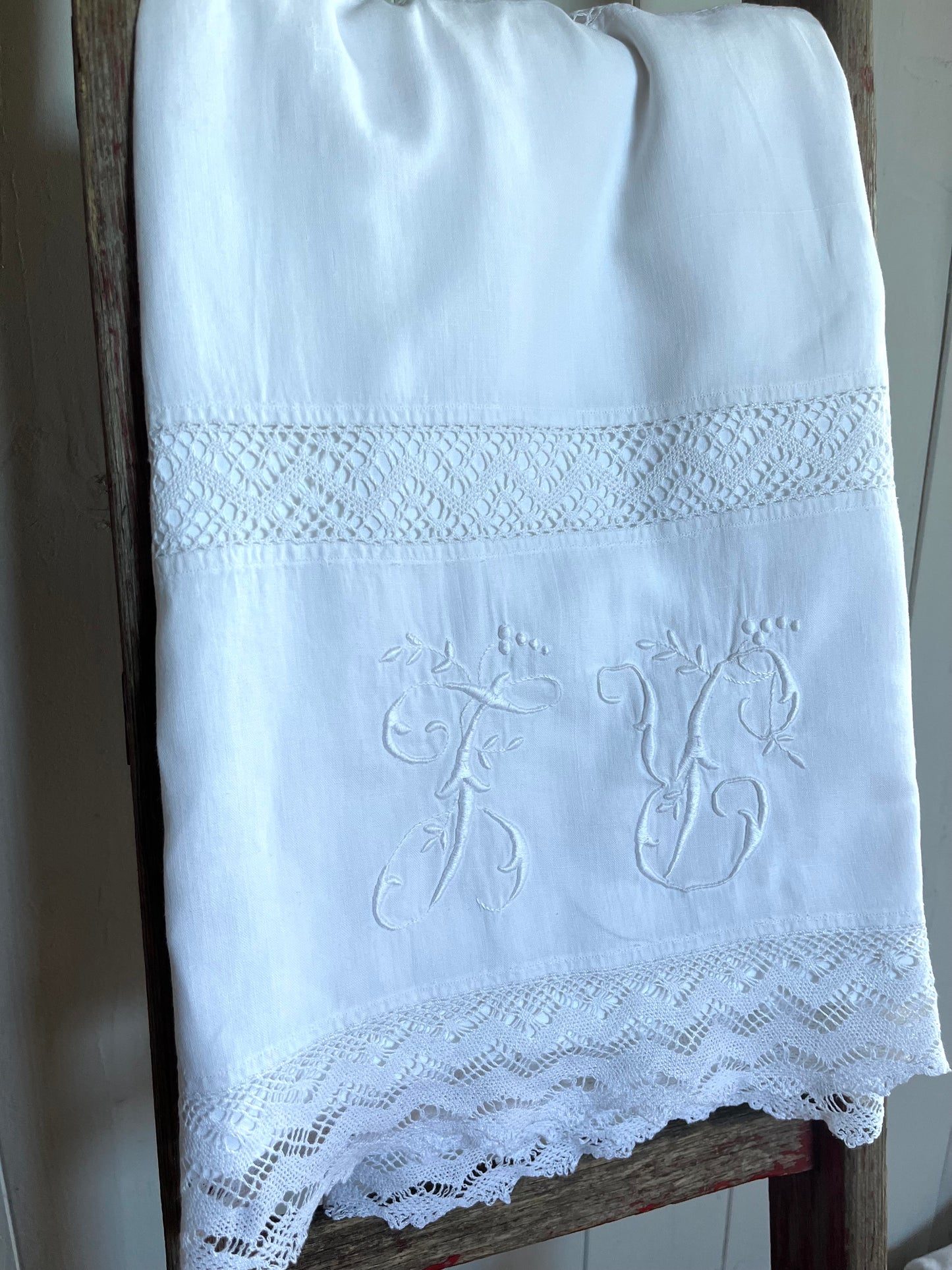 Sehr feines und altes Hochzeitslaken aus Frankreich mit Monogramm 270 x 185