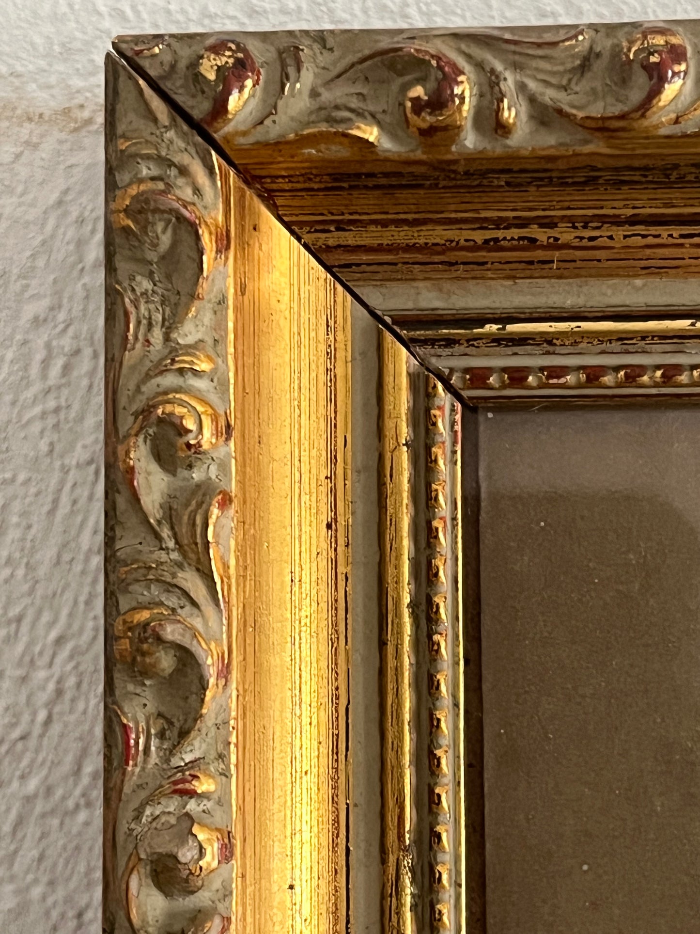 Altes, schweres Bild mit Blütenzweig hinter Glas, Goldrahmen aus Belgien