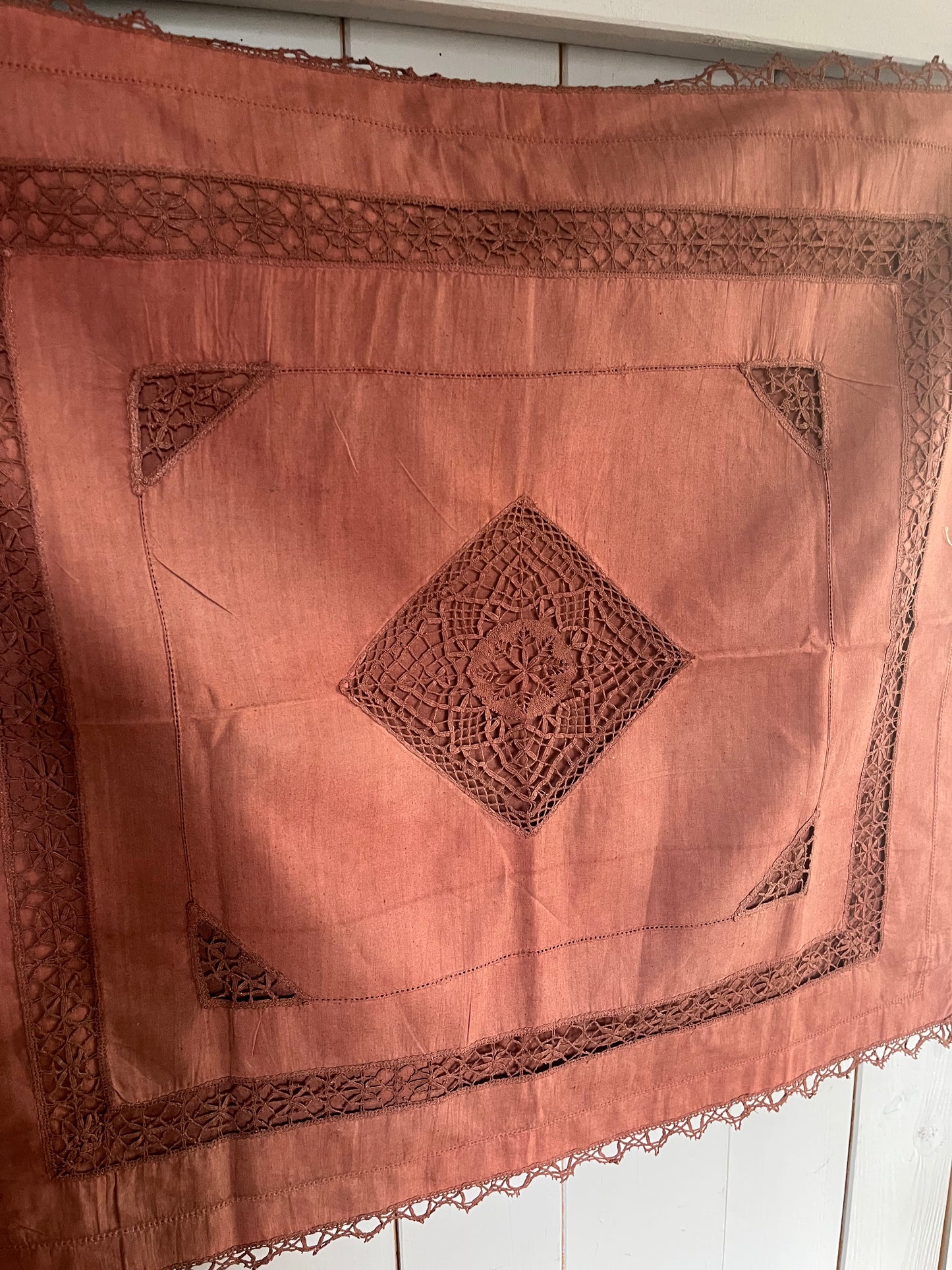 Trio: Alte französische Kissenbezüge mit Spitze, Monogramm und gefärbt