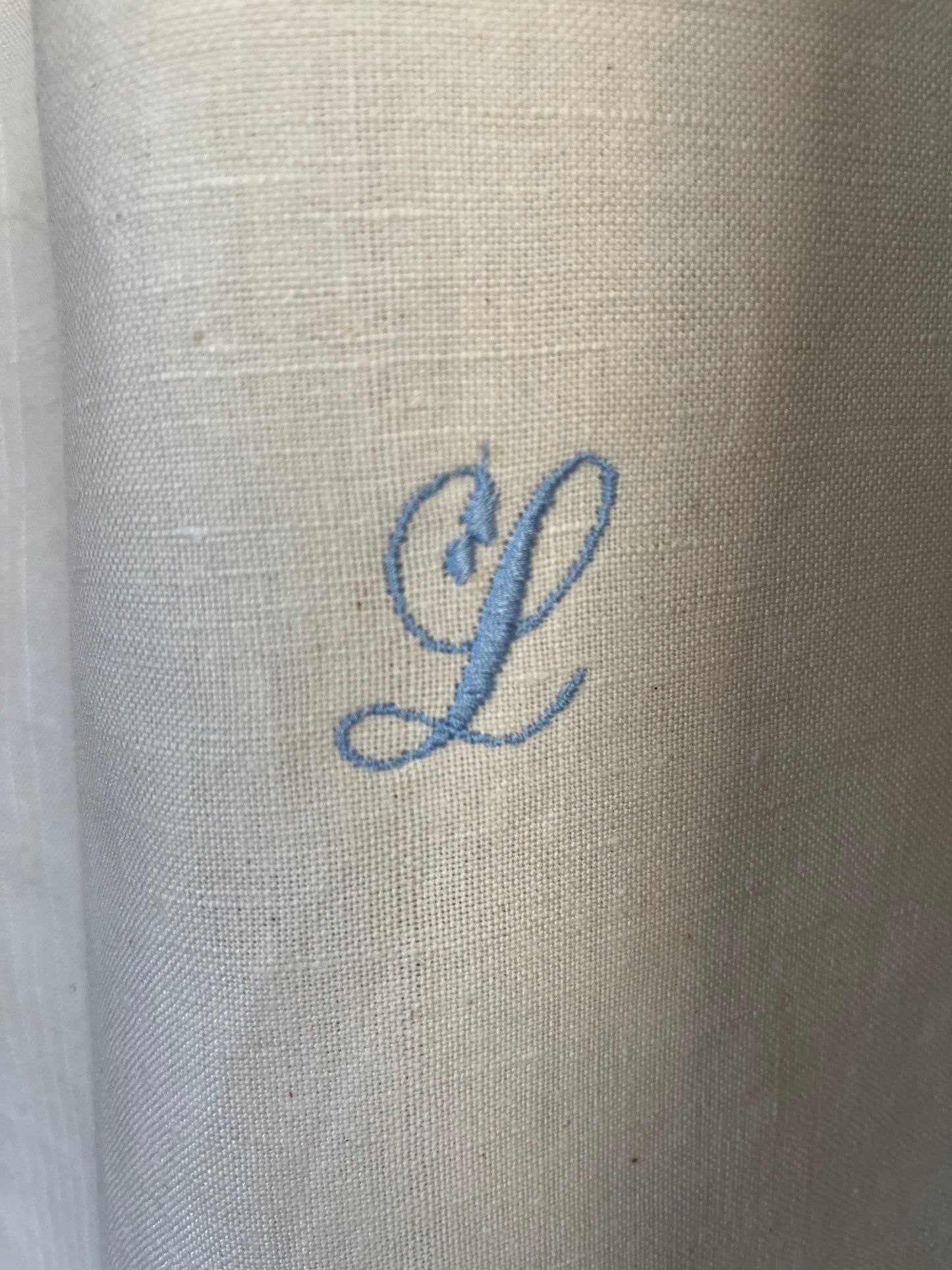 Großes Monogramm- Tuch aus schwerem, altem Leinen mit eingesticktem Initial