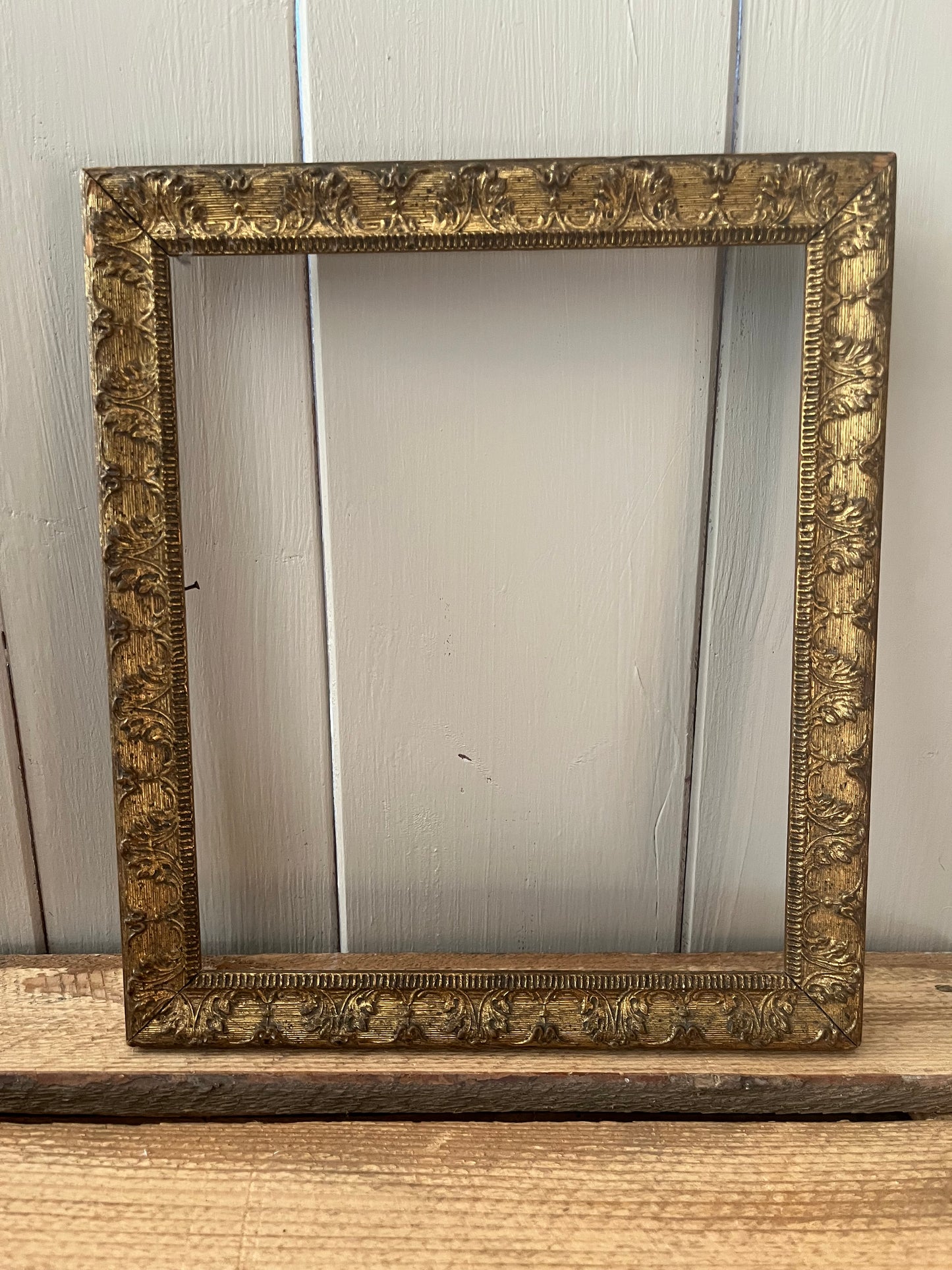 Antiker Goldrahmen mit Stuckarbeit aus Frankreich