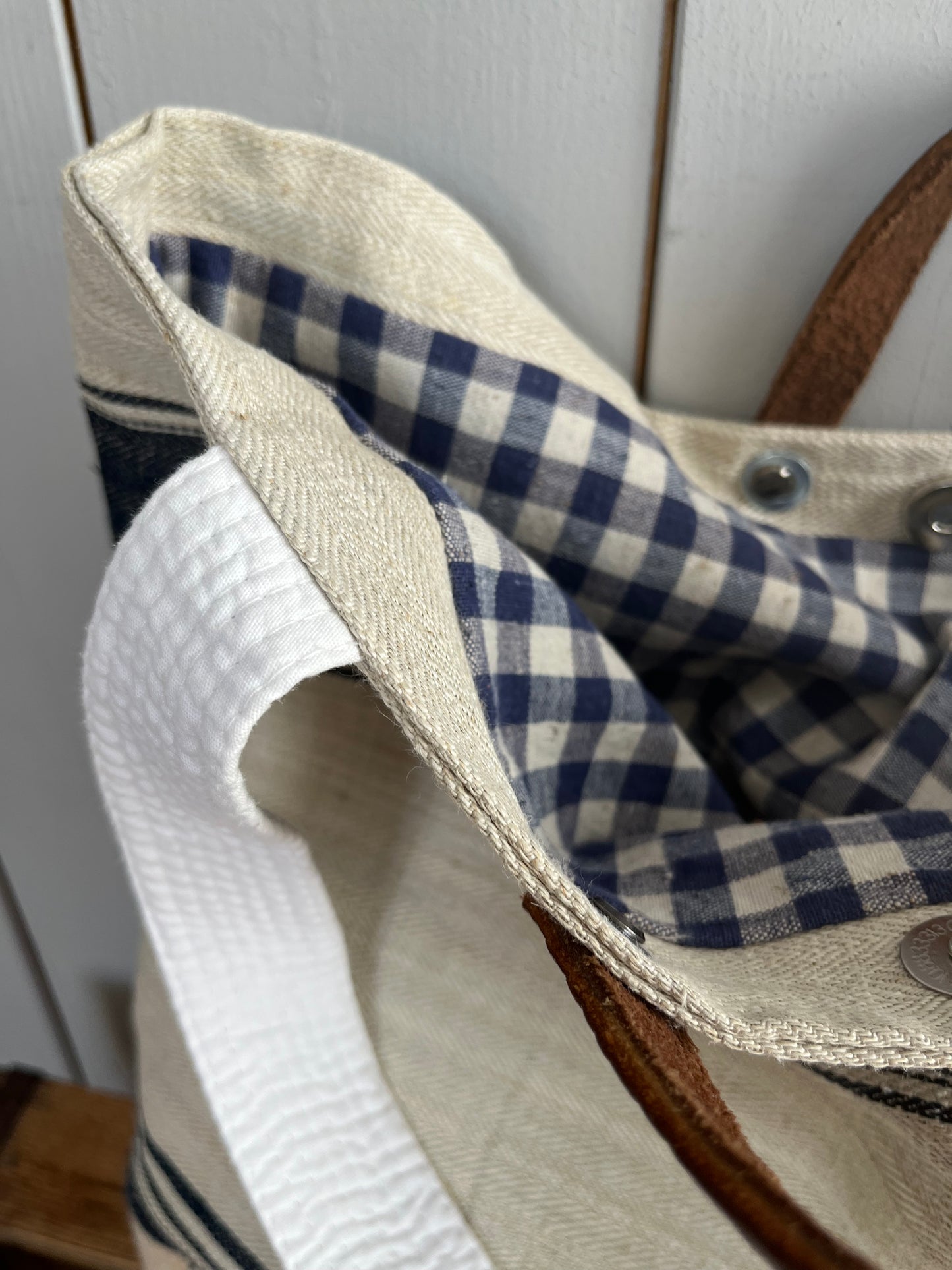 Blue Stripes: Große Tasche aus altem Leinen mit Streifen und Blüten