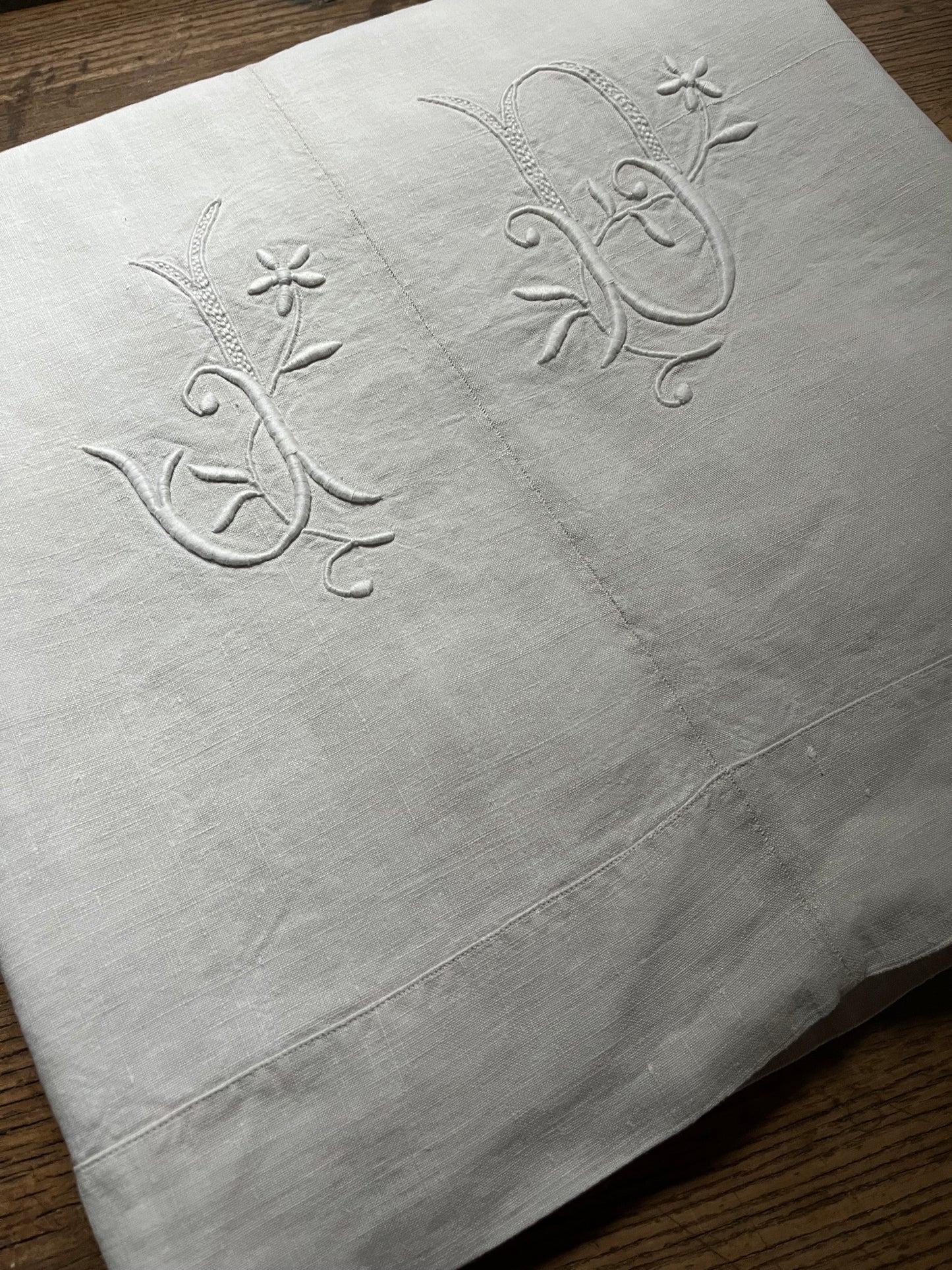 Fantastisches Leinenlaken aus Frankreich mit bildschönem Monogramm