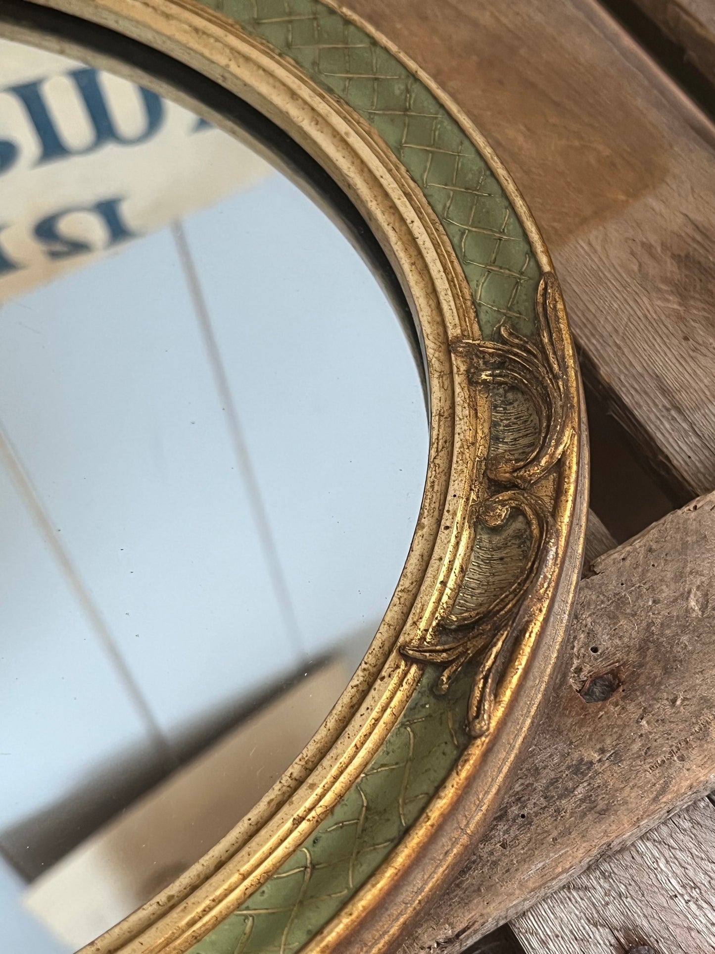 Alter florentinischer Spiegel schwer und mit Stuckrahmen