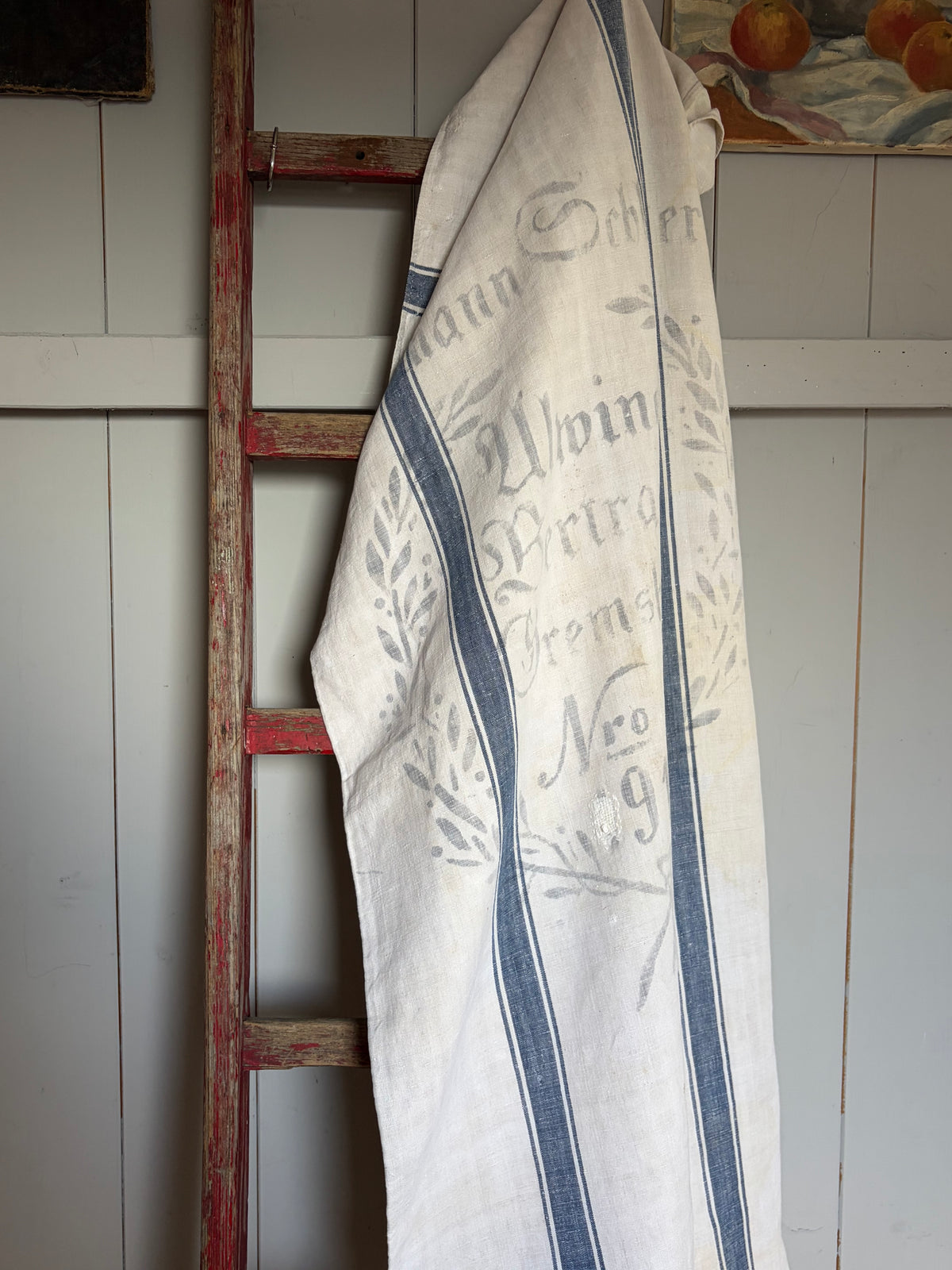 Prachtstück: sehr großer Leinensack mit blauen Streifen und original Aufschrift 132 x 62