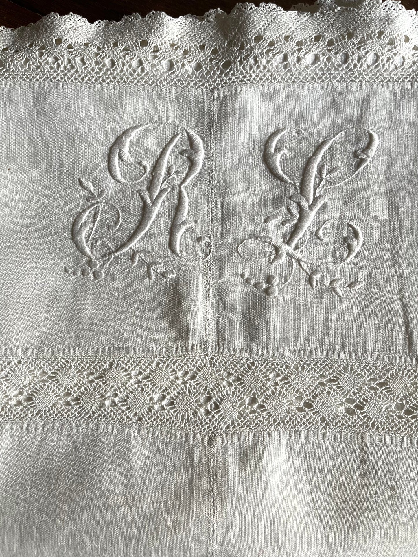 Sehr feines und altes Hochzeitslaken aus frankreich mit Monogramm