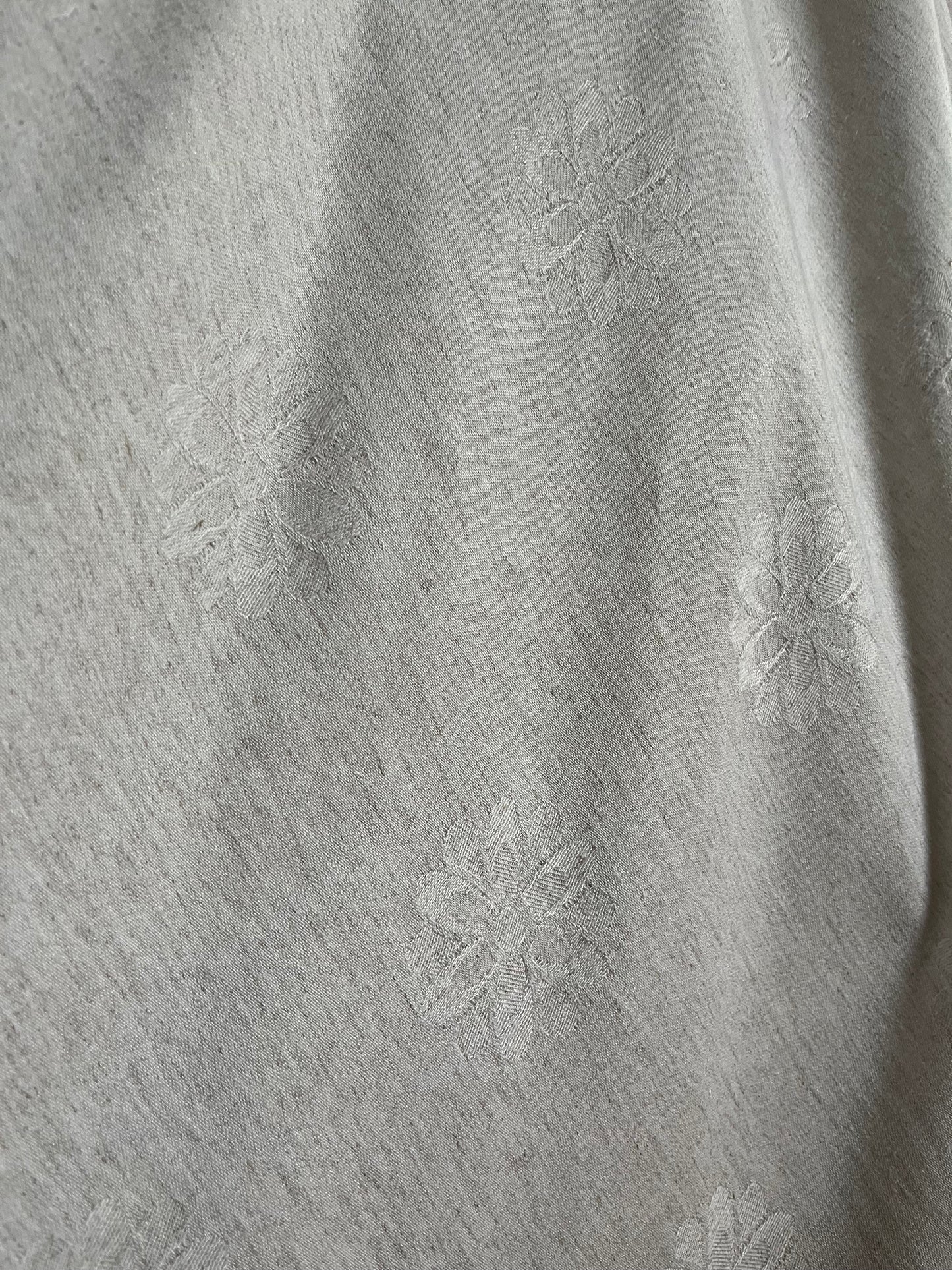 Großes Tuch aus Leinen/ Viskosemischung mit Damastblüten