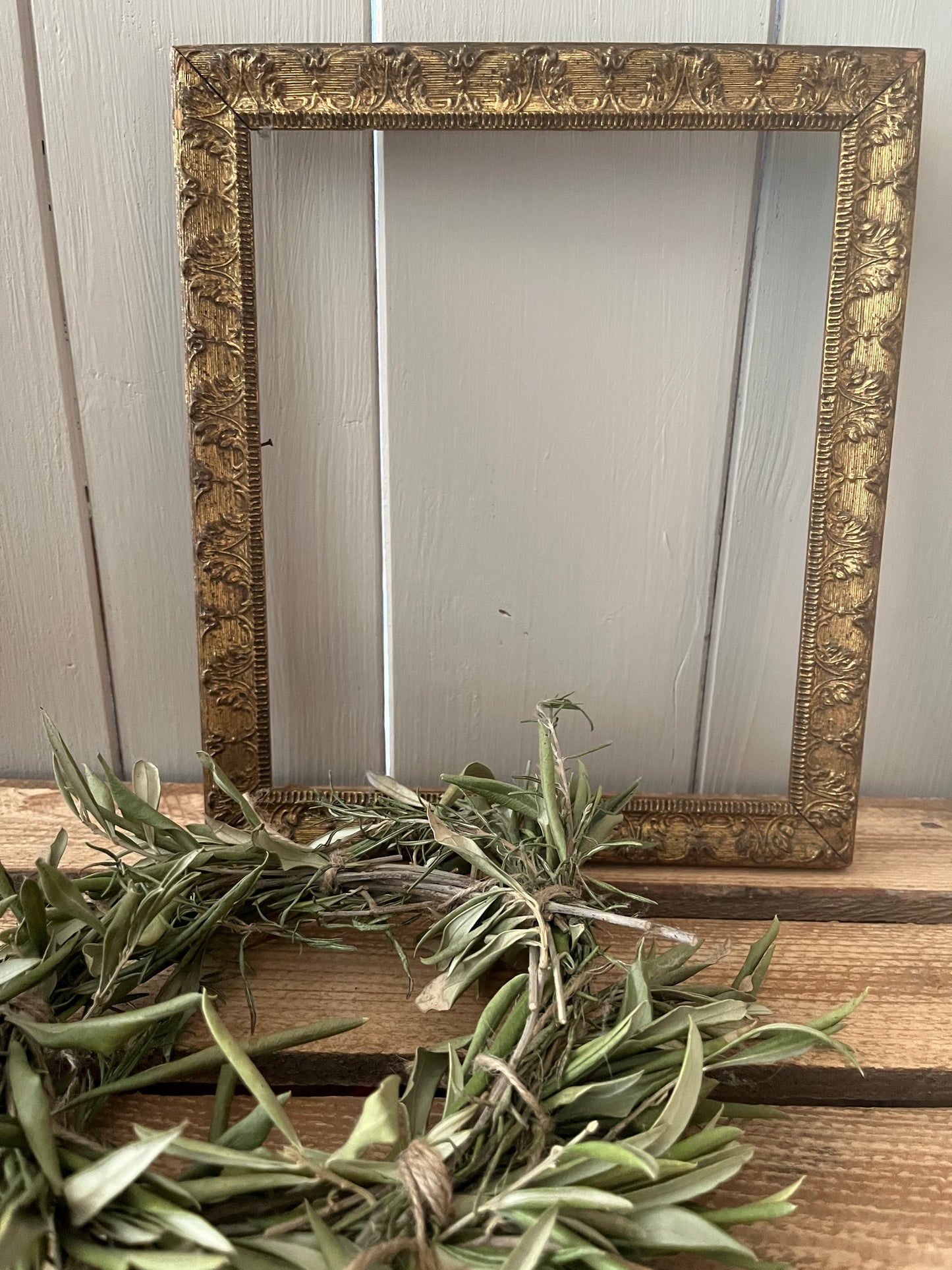 Antiker Goldrahmen mit Stuckarbeit aus Frankreich